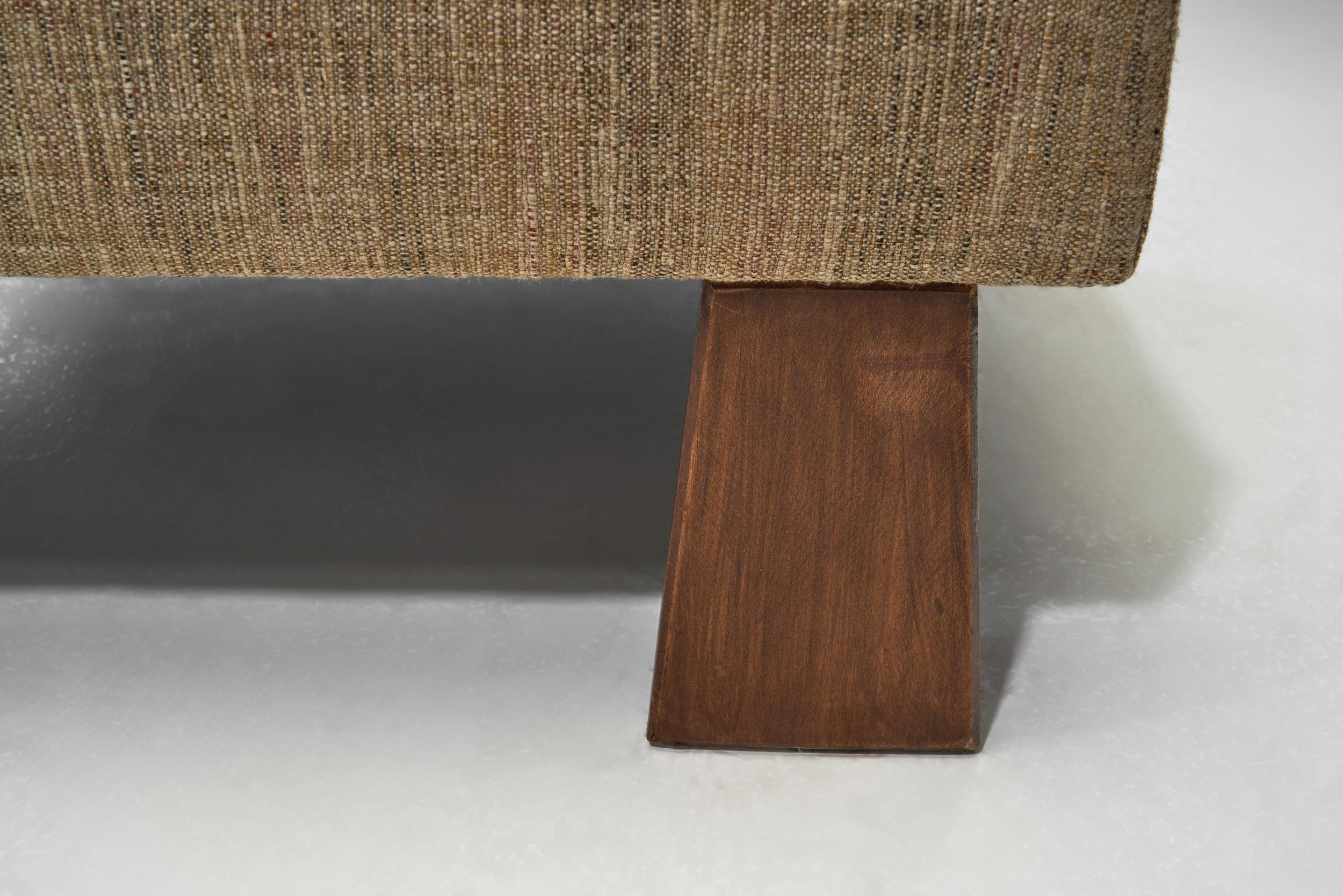 French Cabinetmaker Daybed with Geometric Legs, France 1940s For Sale 10