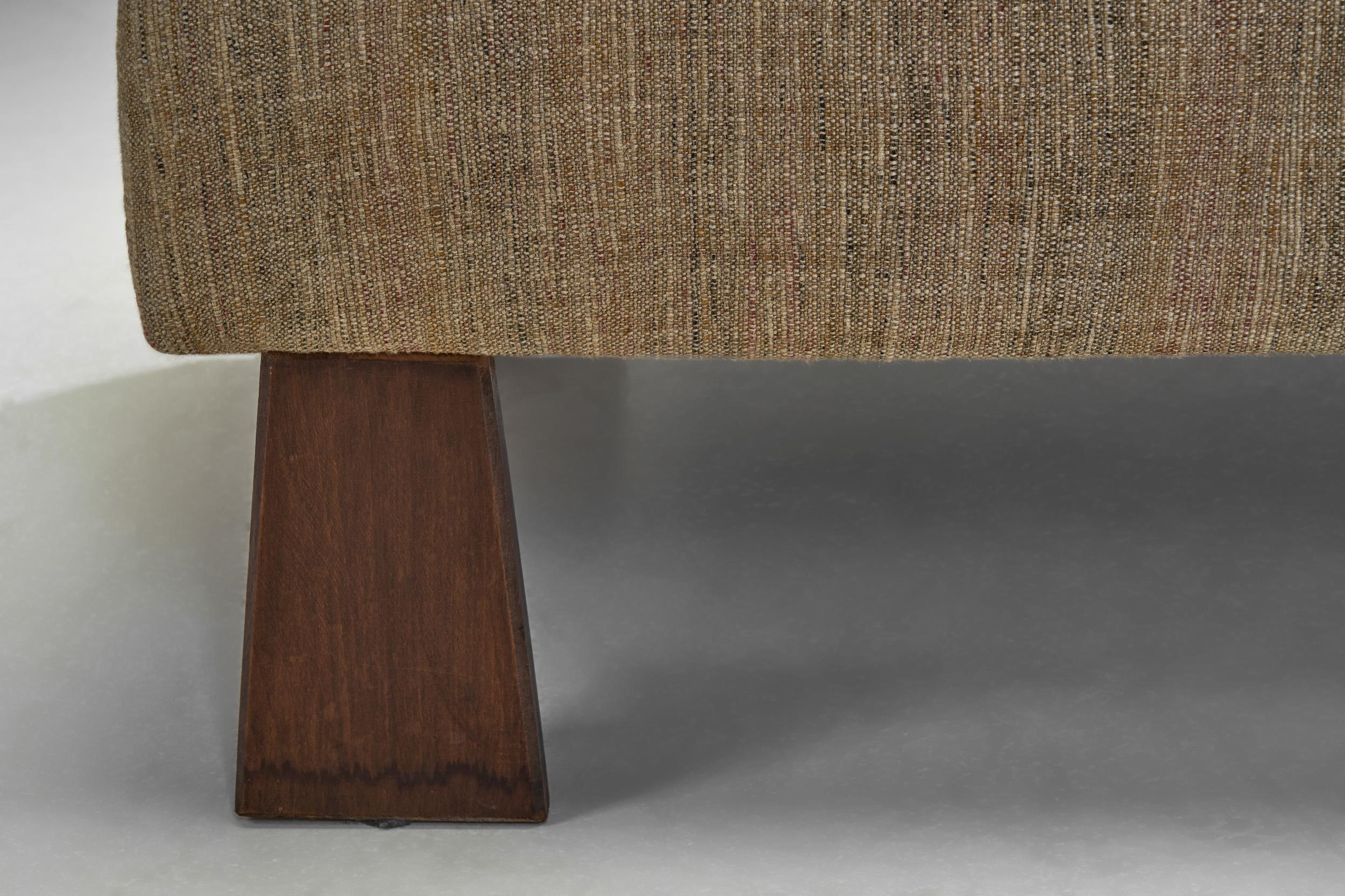 French Cabinetmaker Daybed with Geometric Legs, France 1940s For Sale 11