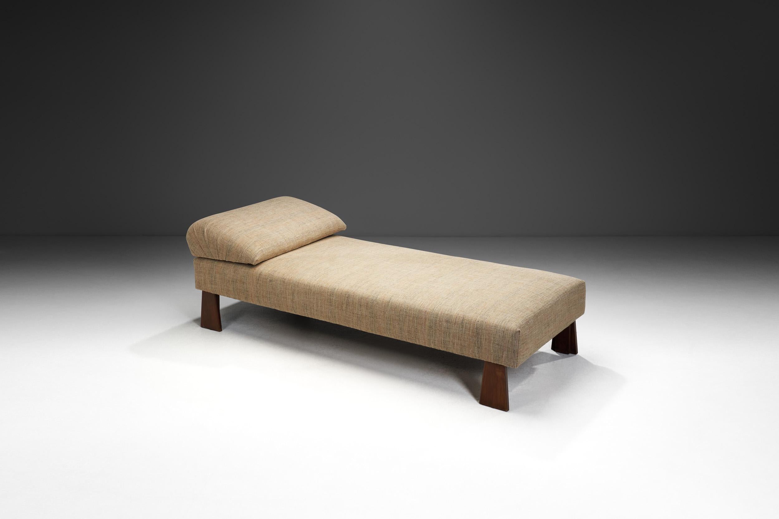 French pieces from the mid-century era - like this daybed - are characterised by impeccable craftsmanship and high-quality materials. The perfectly balanced proportions and structure of this model make it a visually outstanding piece.

The