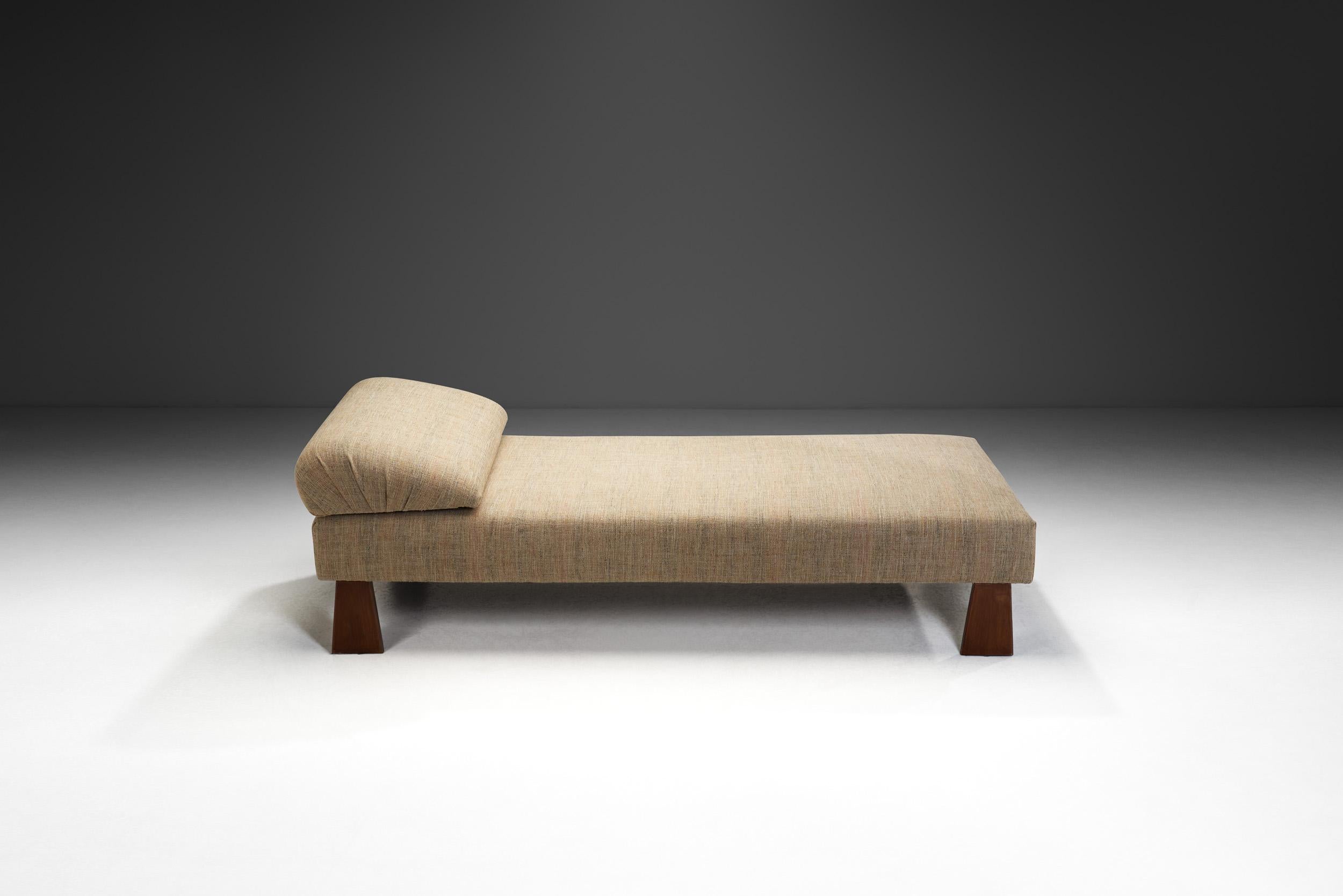 Mid-Century Modern French Cabinetmaker Daybed with Geometric Legs, France 1940s For Sale