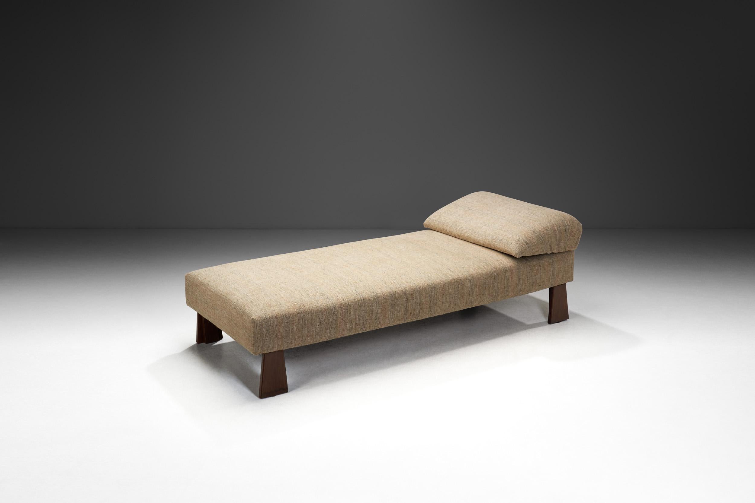 Mid-20th Century French Cabinetmaker Daybed with Geometric Legs, France 1940s For Sale