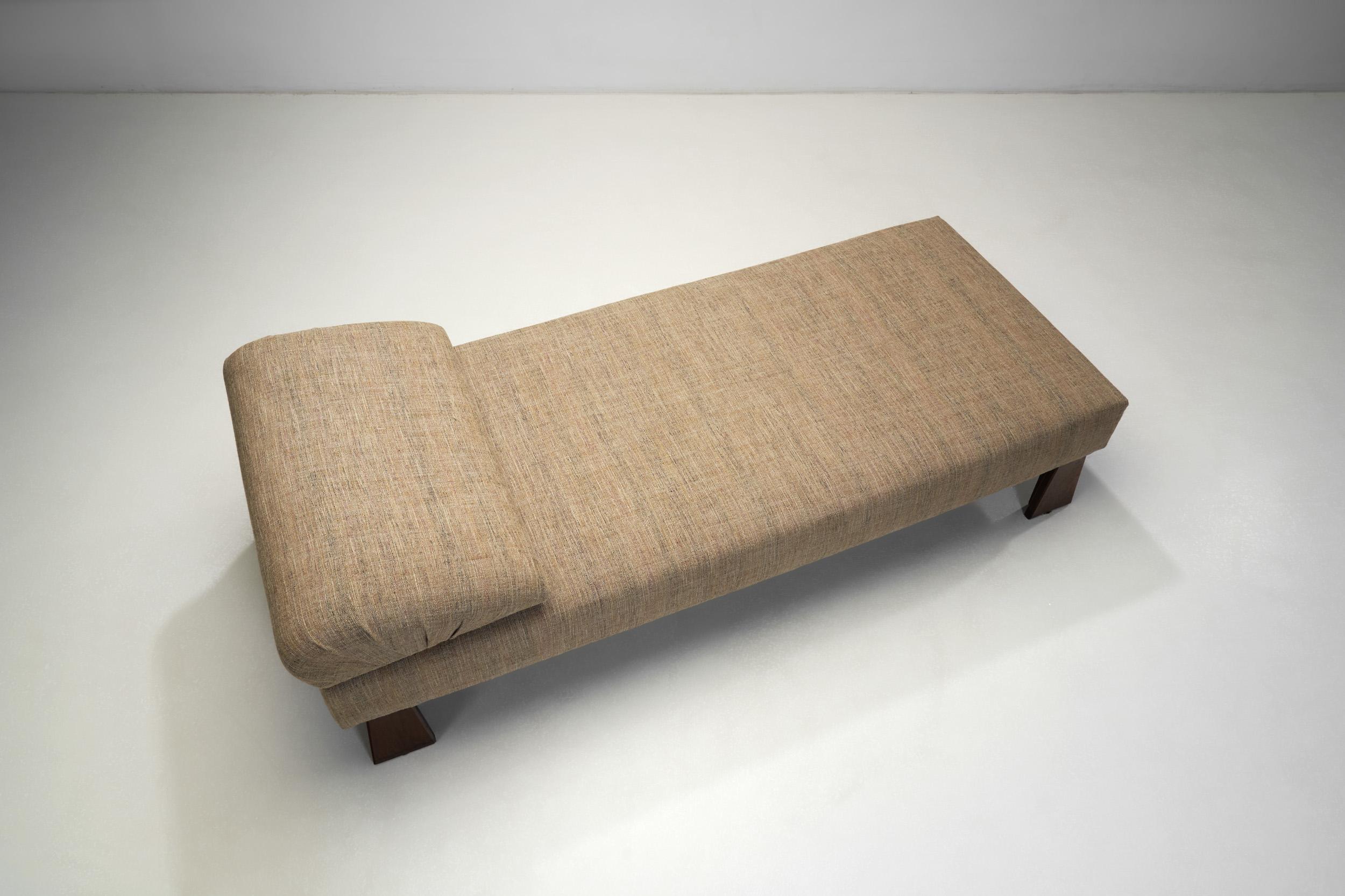 French Cabinetmaker Daybed with Geometric Legs, France 1940s For Sale 1
