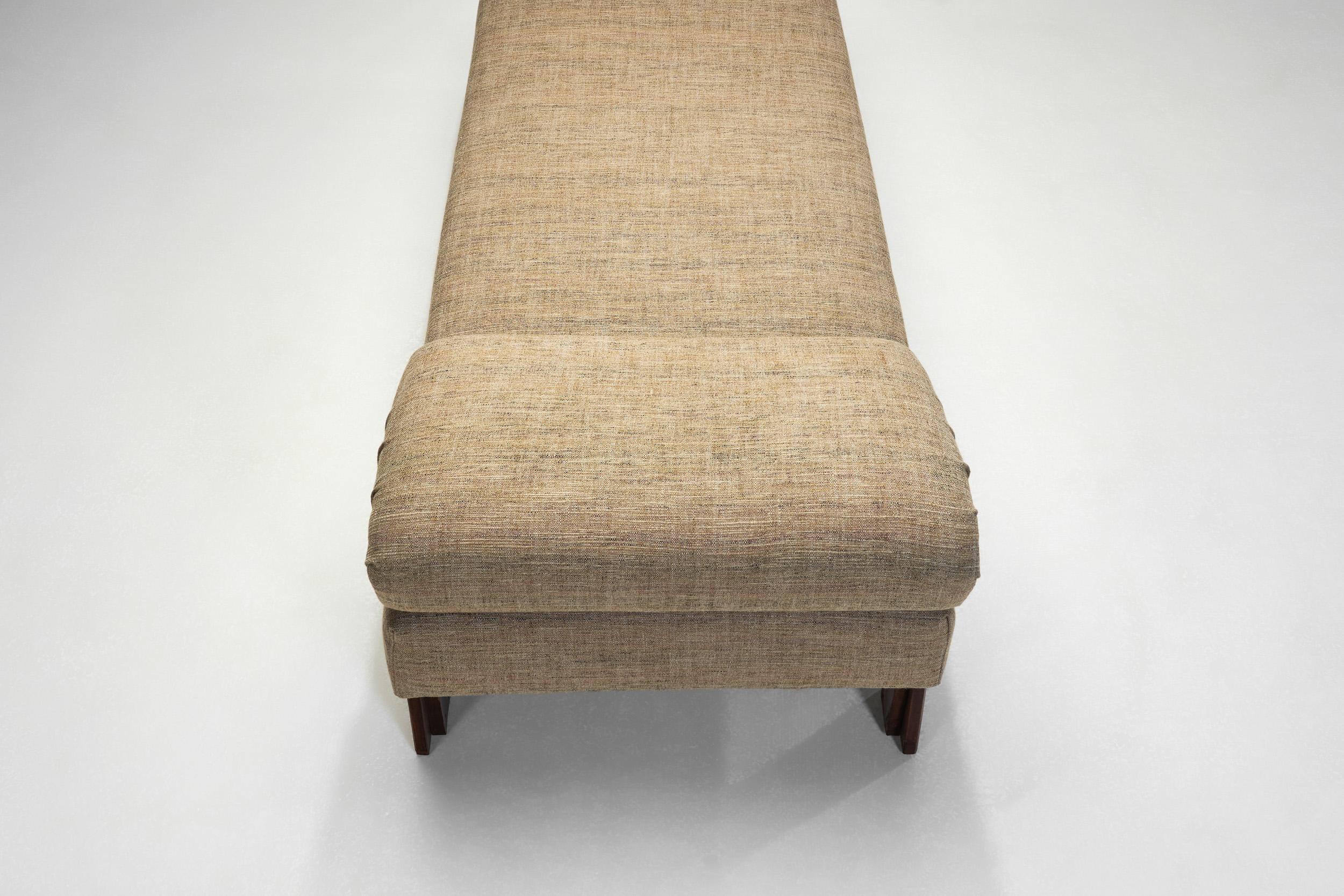 French Cabinetmaker Daybed with Geometric Legs, France 1940s For Sale 2