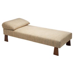 French Cabinetmaker Daybed with Geometric Legs, France 1940s