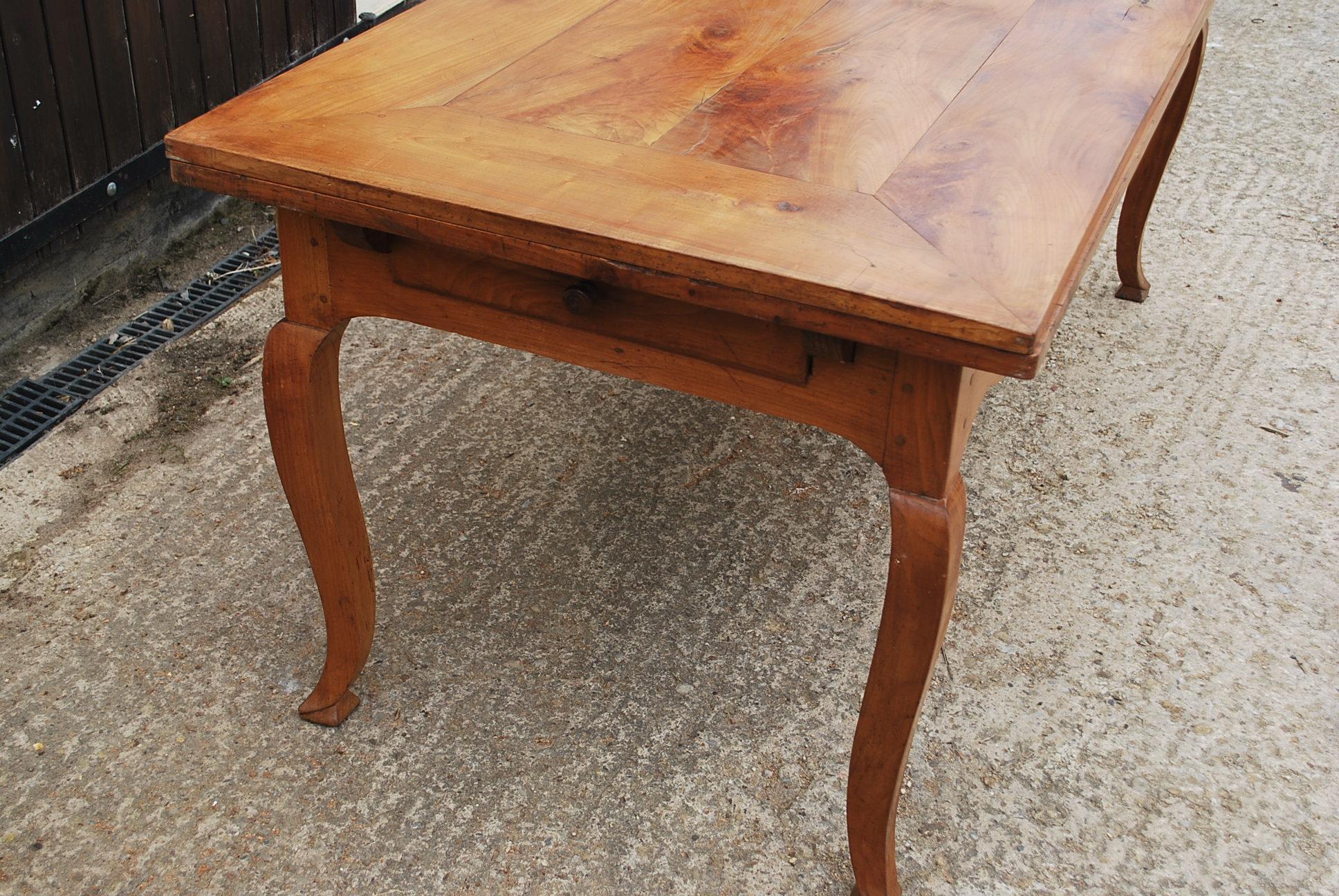 French cabriole leg extending farmhouse table For Sale 4