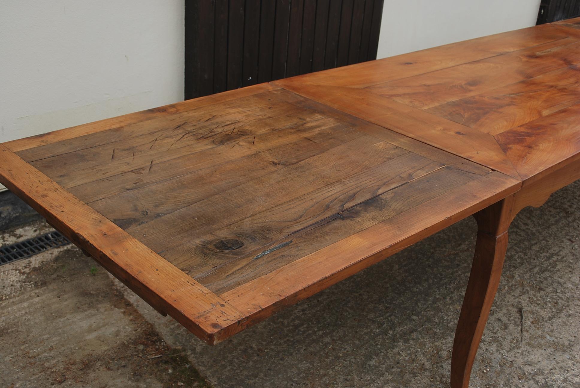 Country French cabriole leg extending farmhouse table For Sale