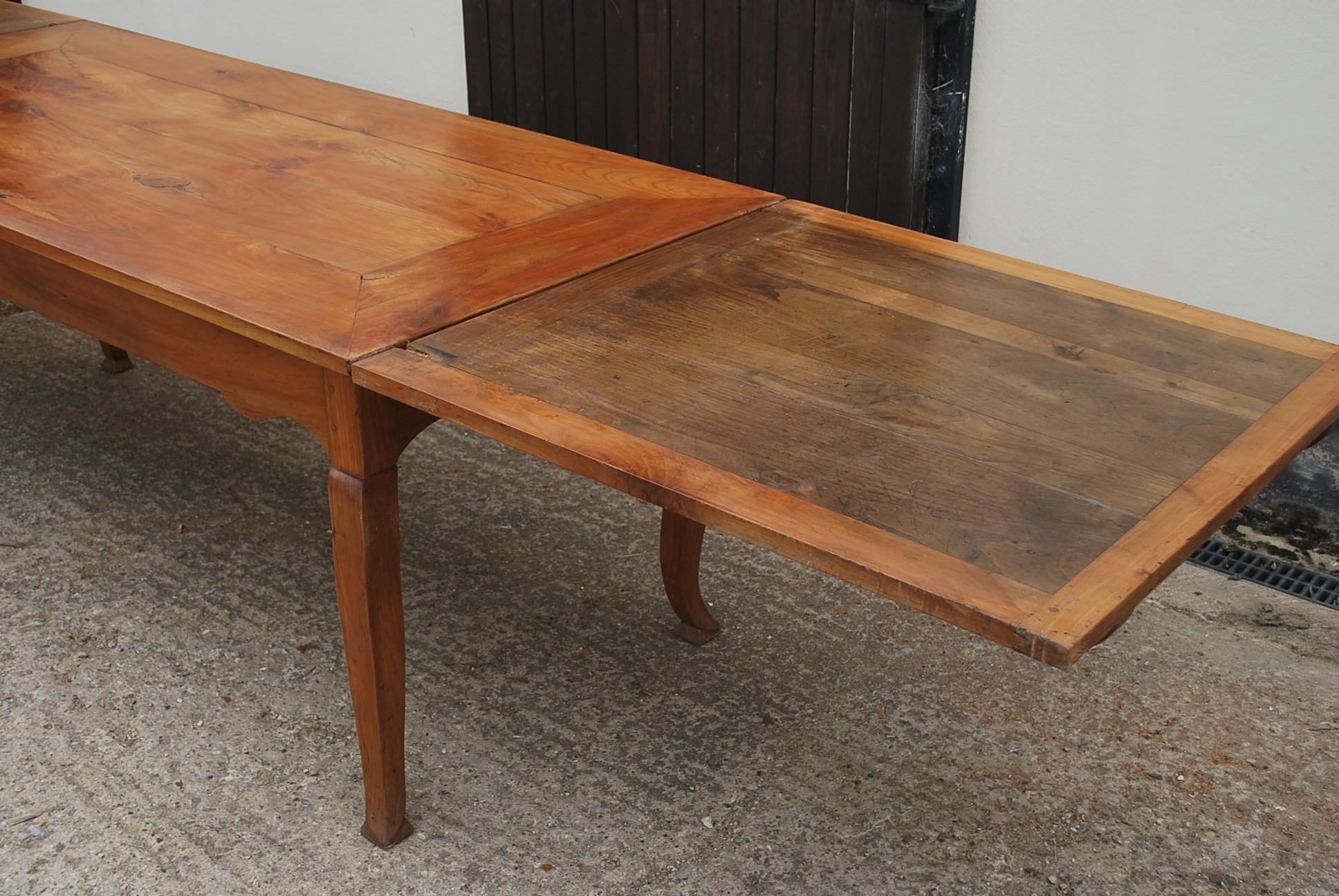 French cabriole leg extending farmhouse table In Fair Condition For Sale In Cheltenham, GB