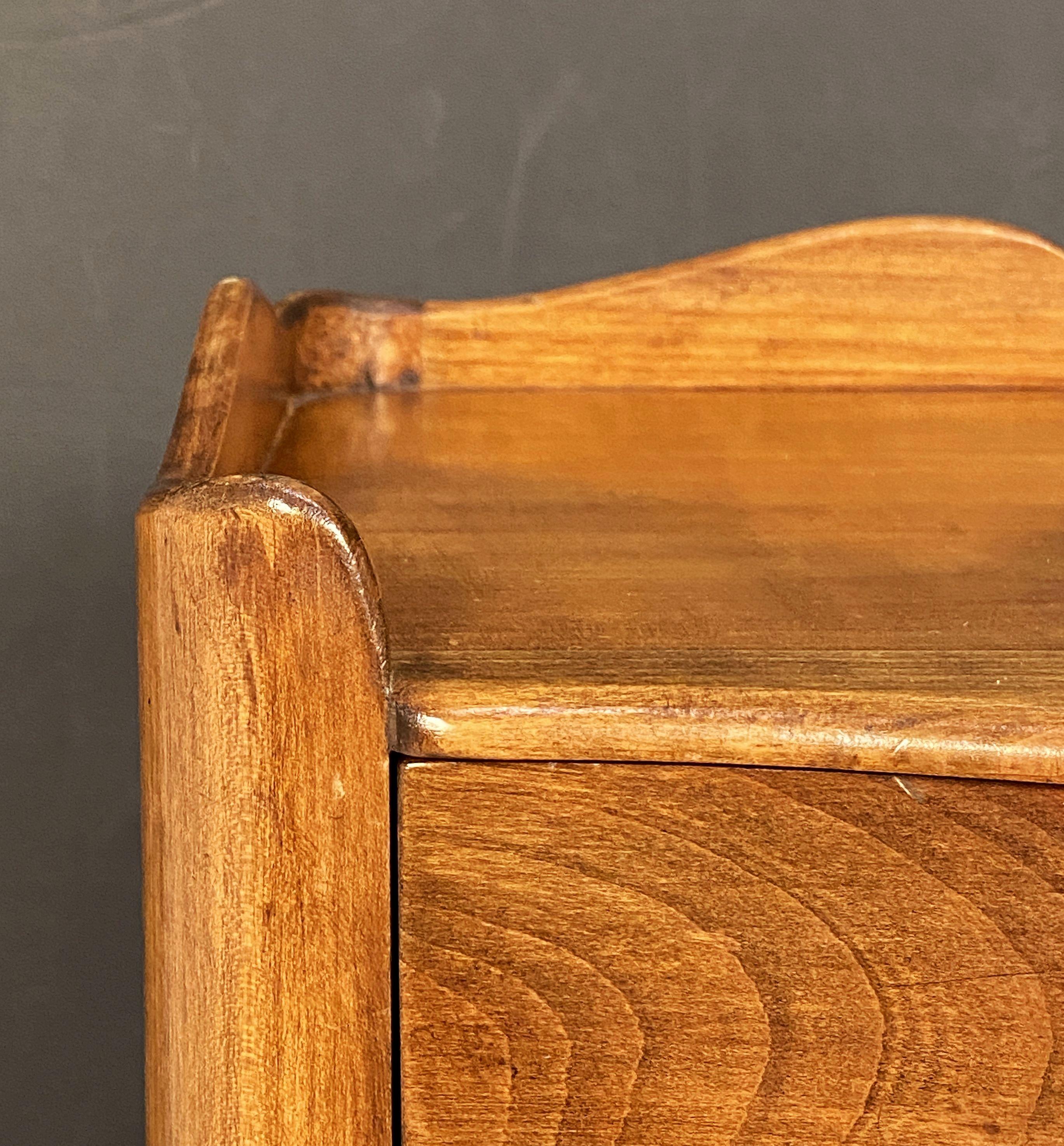 Tables de nuit ou tables de chevet françaises à pieds cabriole - Vendues par paire en vente 6