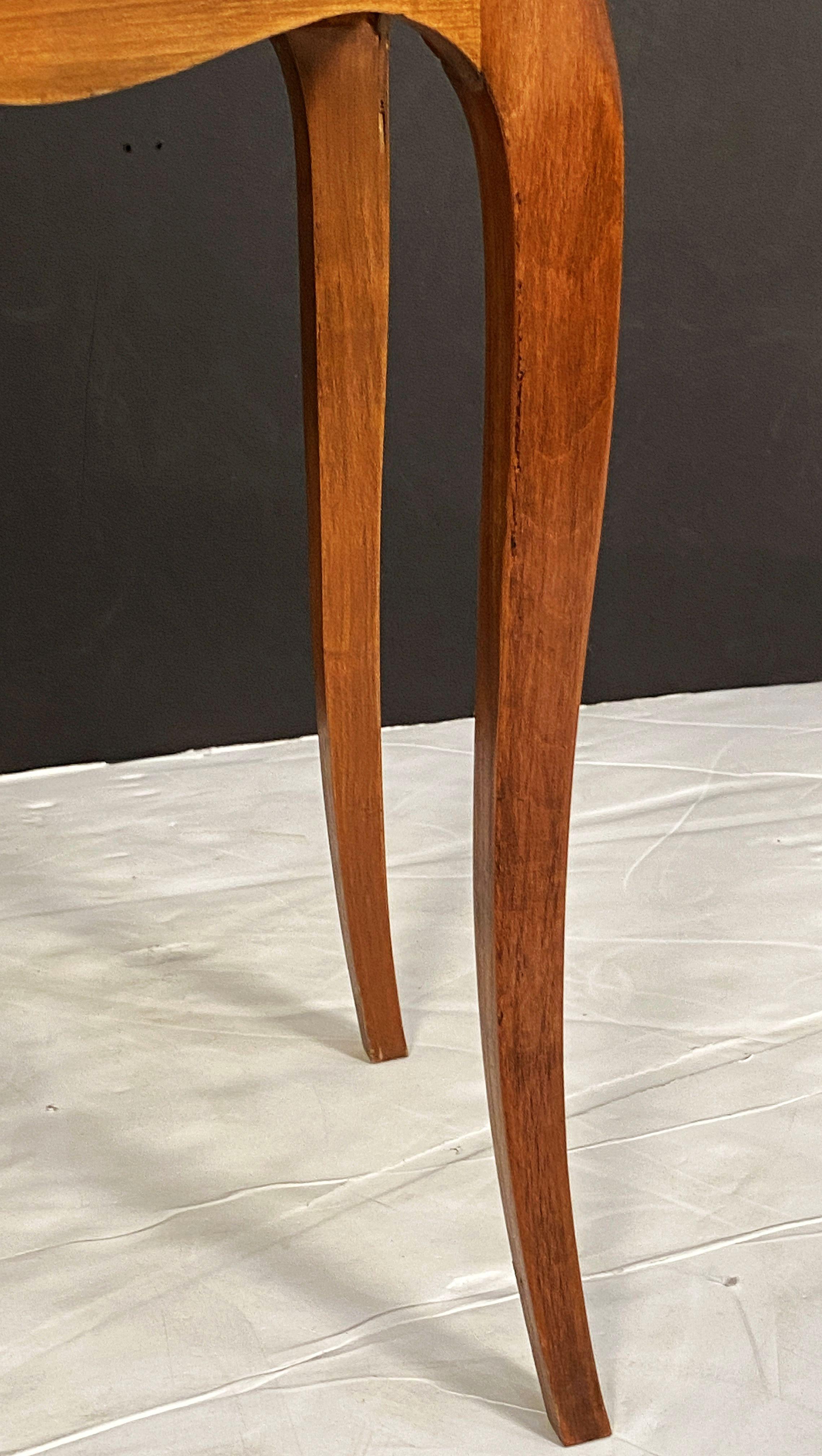 Tables de nuit ou tables de chevet françaises à pieds cabriole - Vendues par paire en vente 8