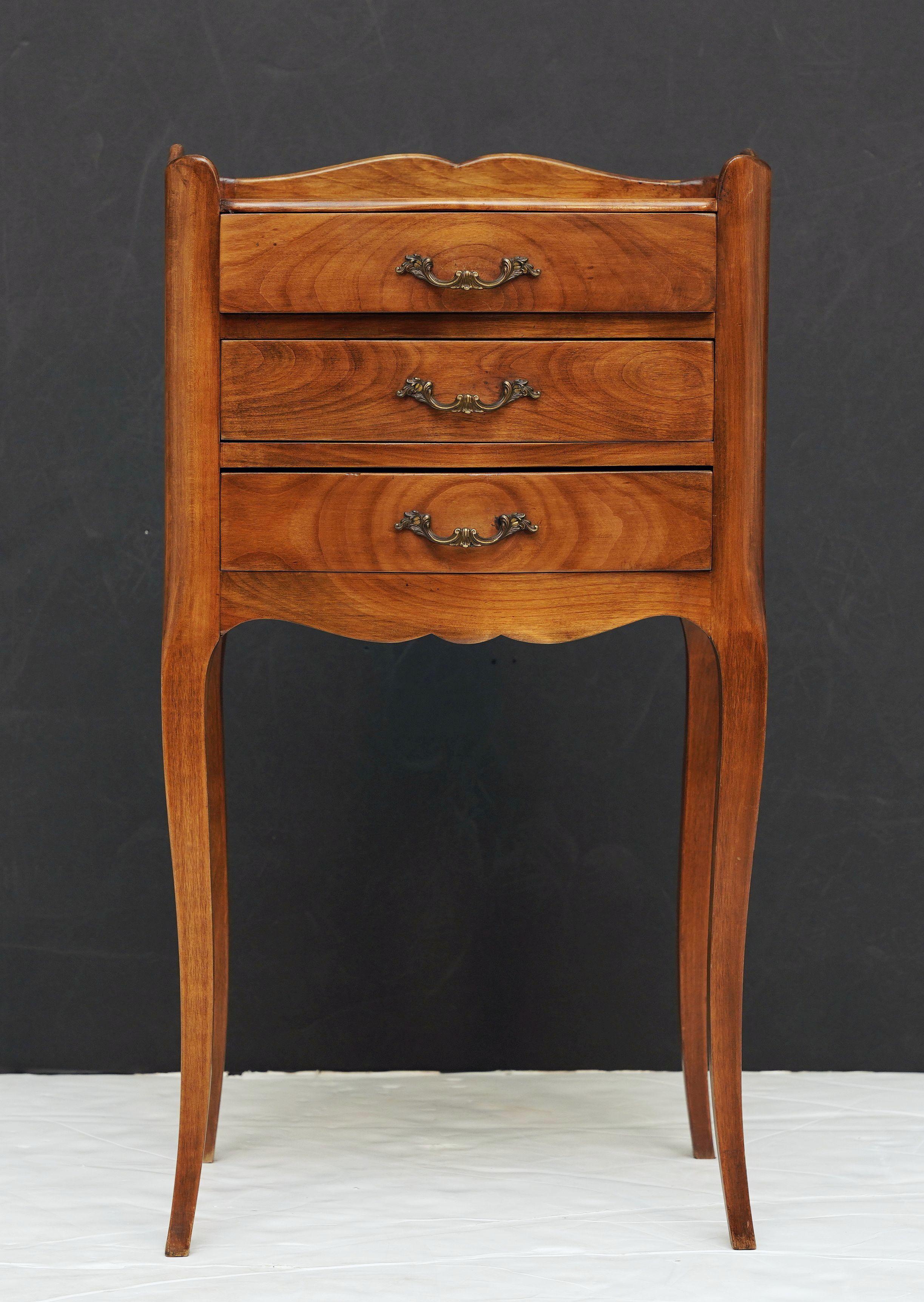 Louis XV Tables de nuit ou tables de chevet françaises à pieds cabriole - Vendues par paire en vente