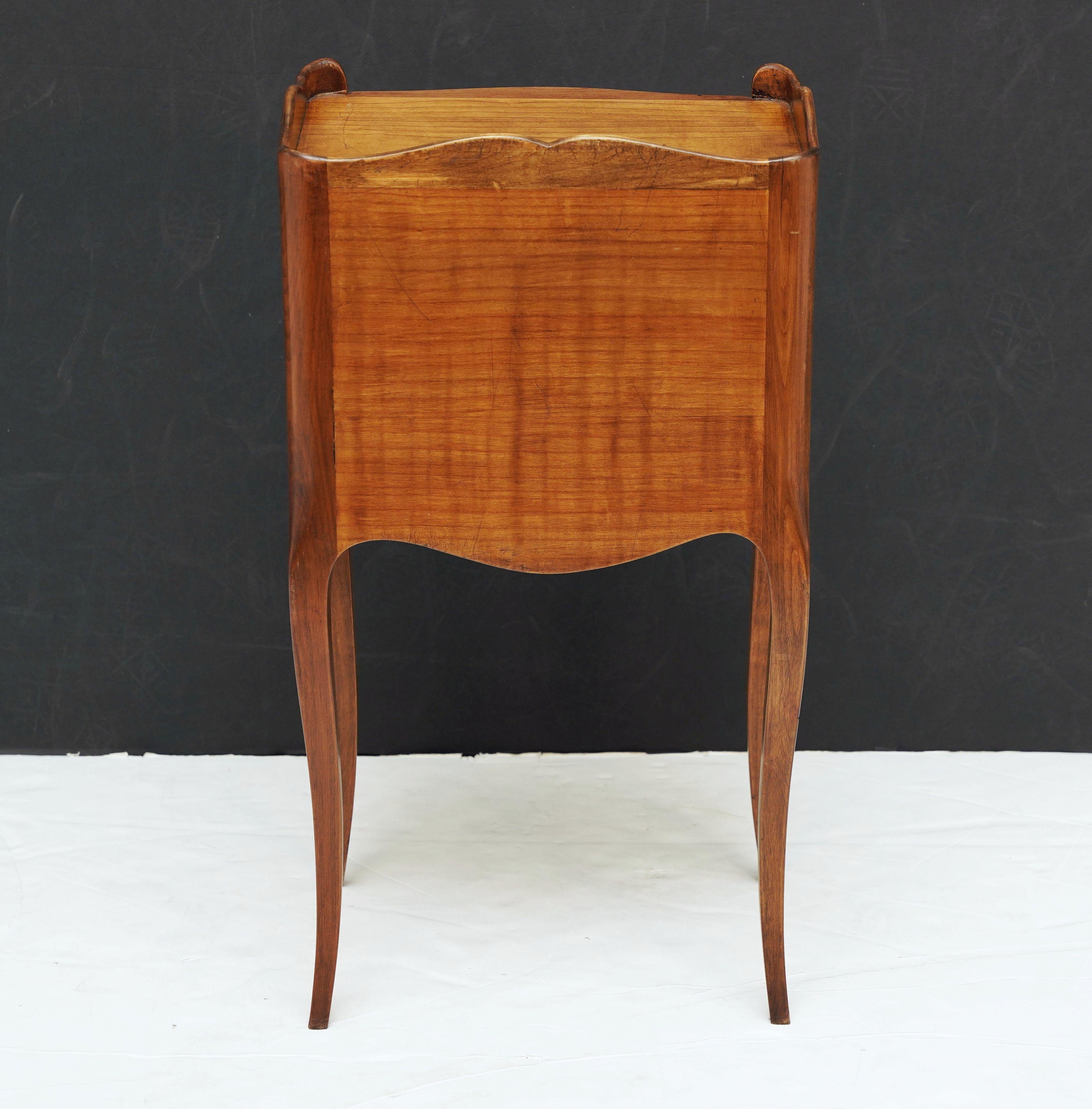 20ième siècle Tables de nuit ou tables de chevet françaises à pieds cabriole - Vendues par paire en vente