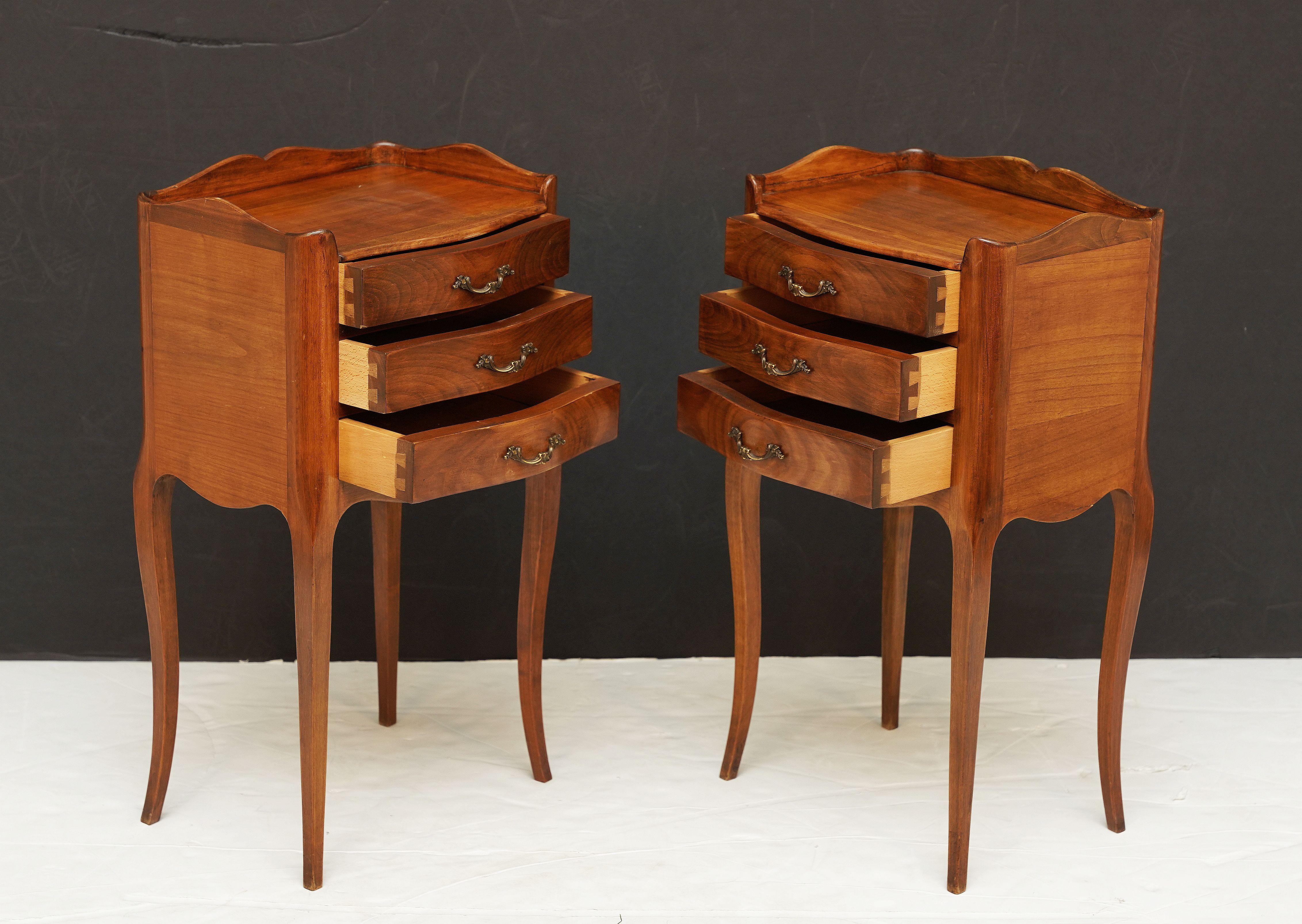 Tables de nuit ou tables de chevet françaises à pieds cabriole - Vendues par paire en vente 2