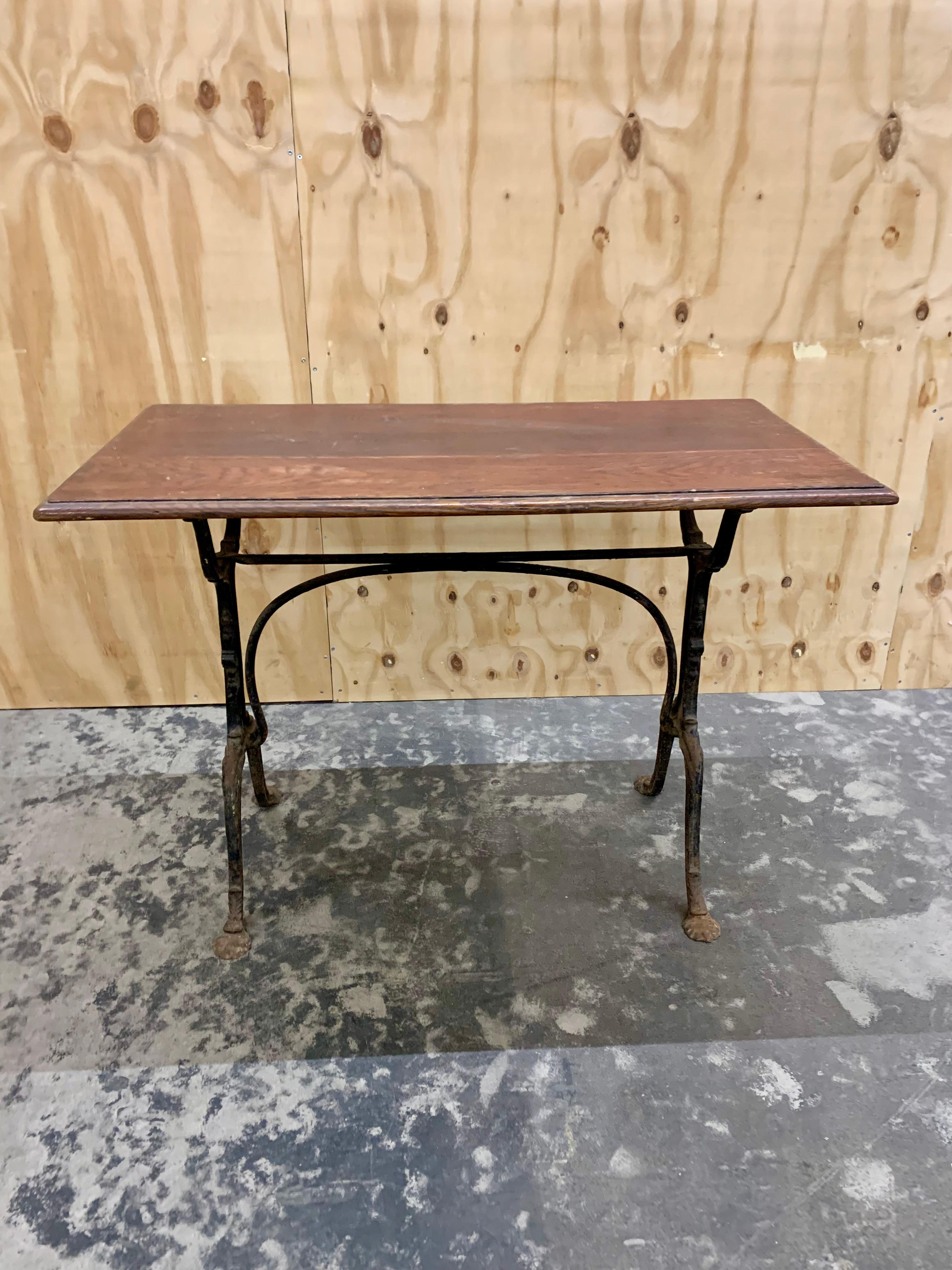 Charmanter antiker französischer Cafétisch mit einer Platte aus Eichenholz auf einem gusseisernen Sockel - der Tisch wurde in Paris von Joubert um 1900 hergestellt.

