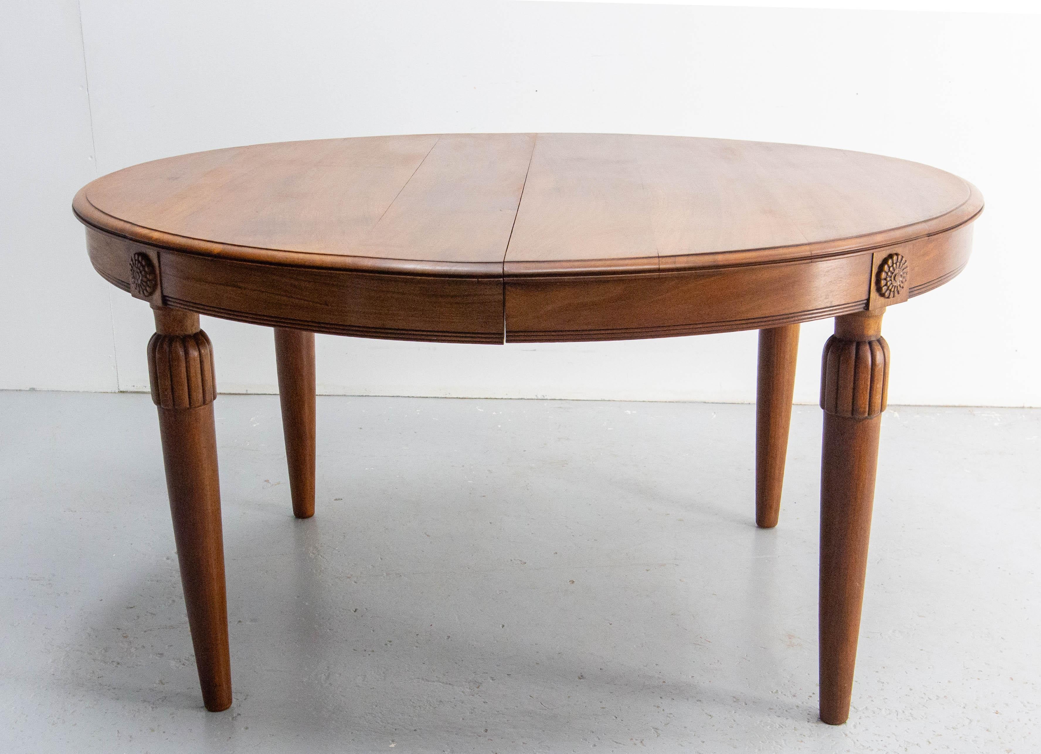 This walnut dining table was made in France during the Art deco period circa 1930.
The top has been refinished.
Without the extensions this table is 53.94 in. (129 cm) long with the extensions it can measure 109.84 in. (279 cm) but please note that