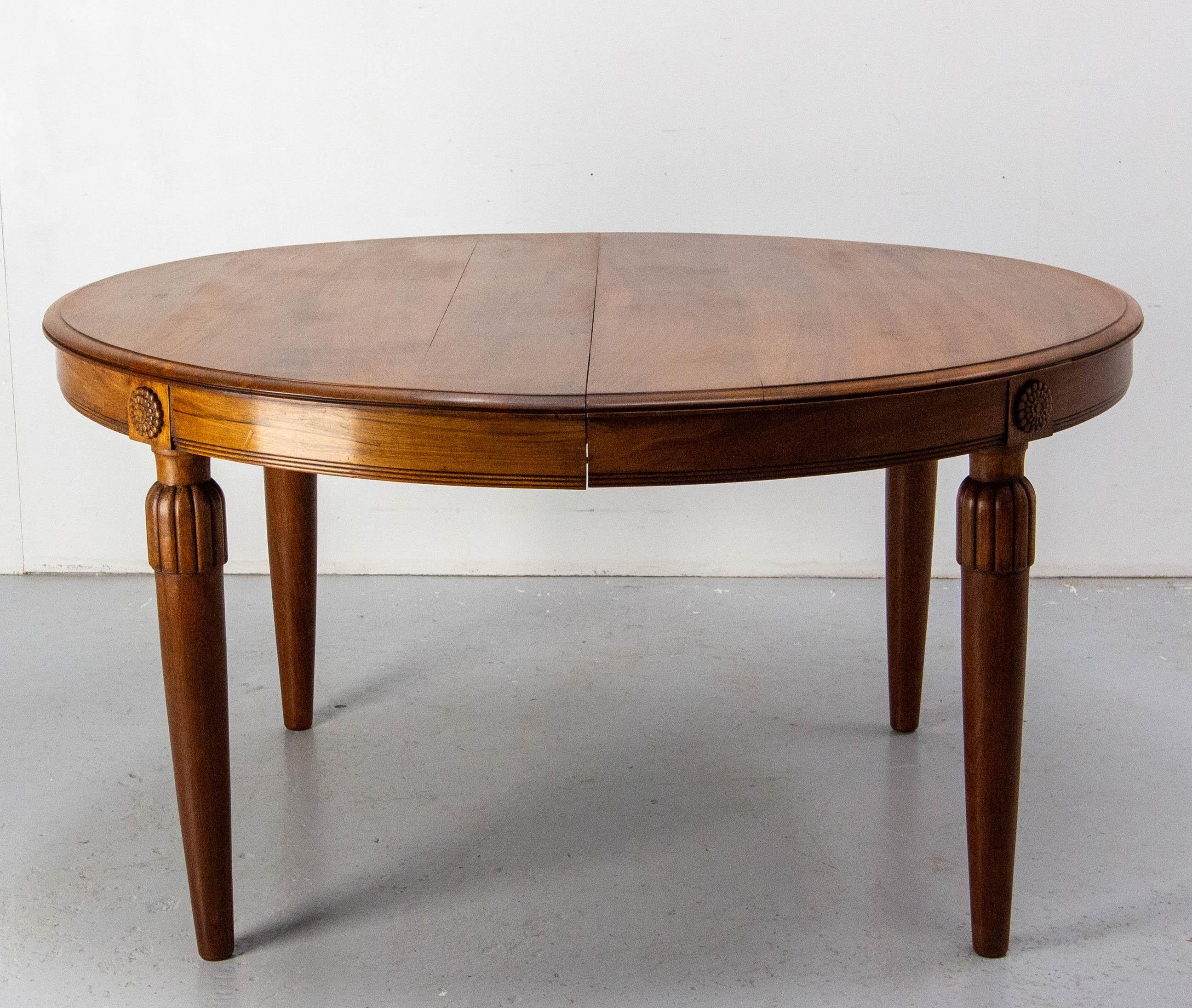 French Calved Oval Walnut Dining Extending, Art Deco Period In Good Condition In Labrit, Landes