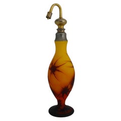 Atomiseur de parfum en verre d'art, signé par Roget.