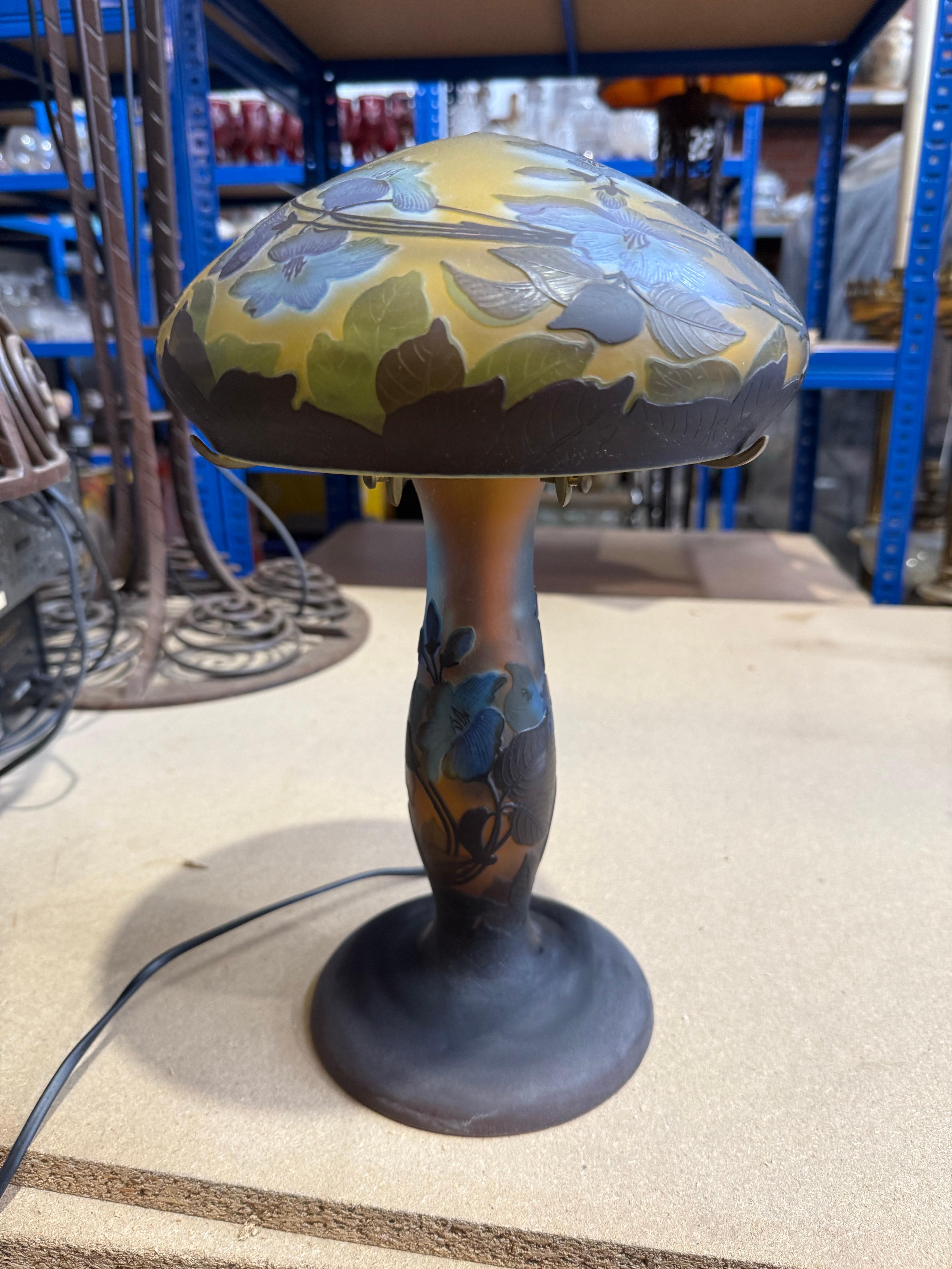 Lámpara de sobremesa francesa de vidrio camafeo Art Nouveau con motivo floral Europeo en venta