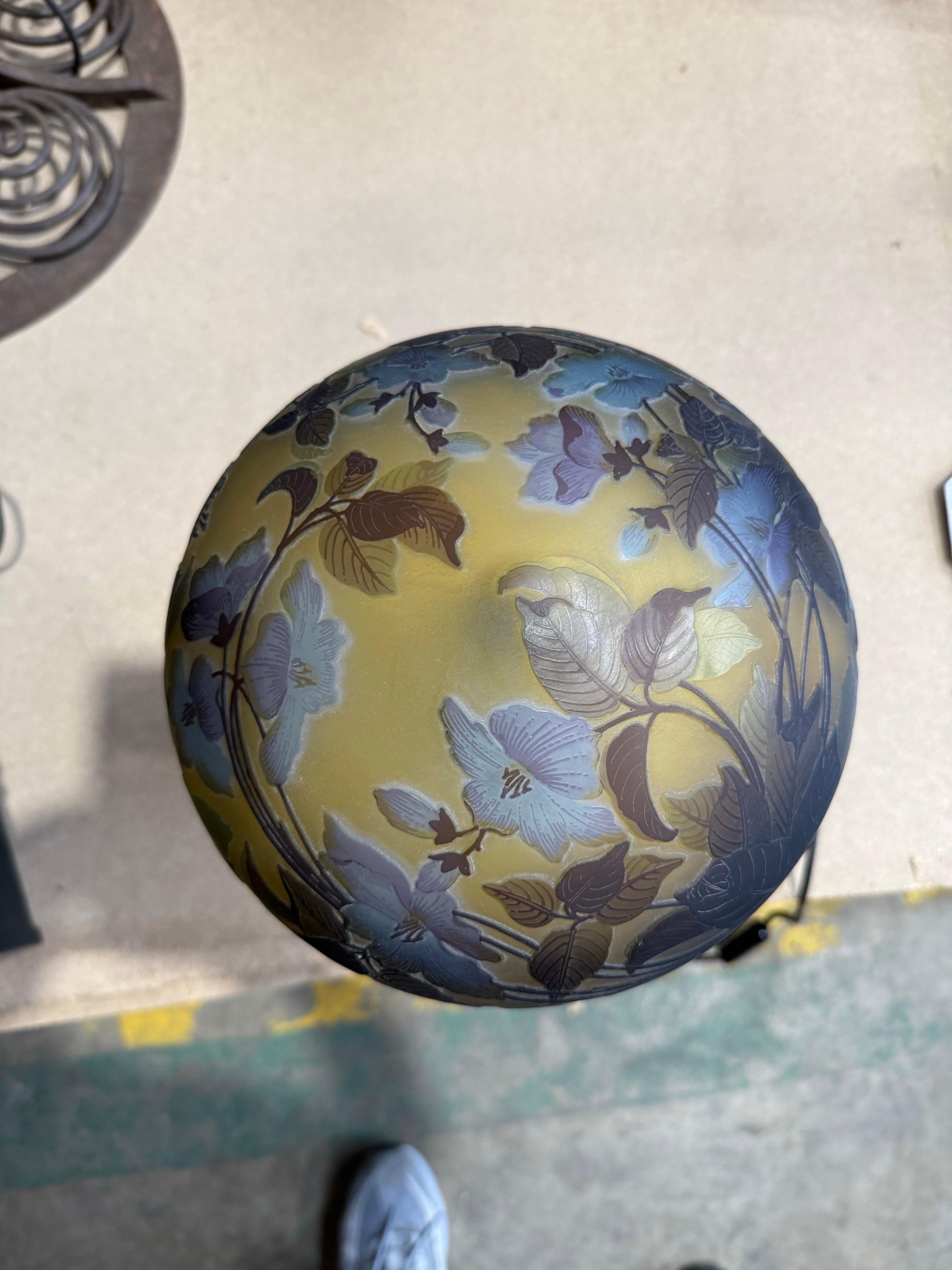 Lámpara de sobremesa francesa de vidrio camafeo Art Nouveau con motivo floral en Bueno estado para la venta en Southall, GB