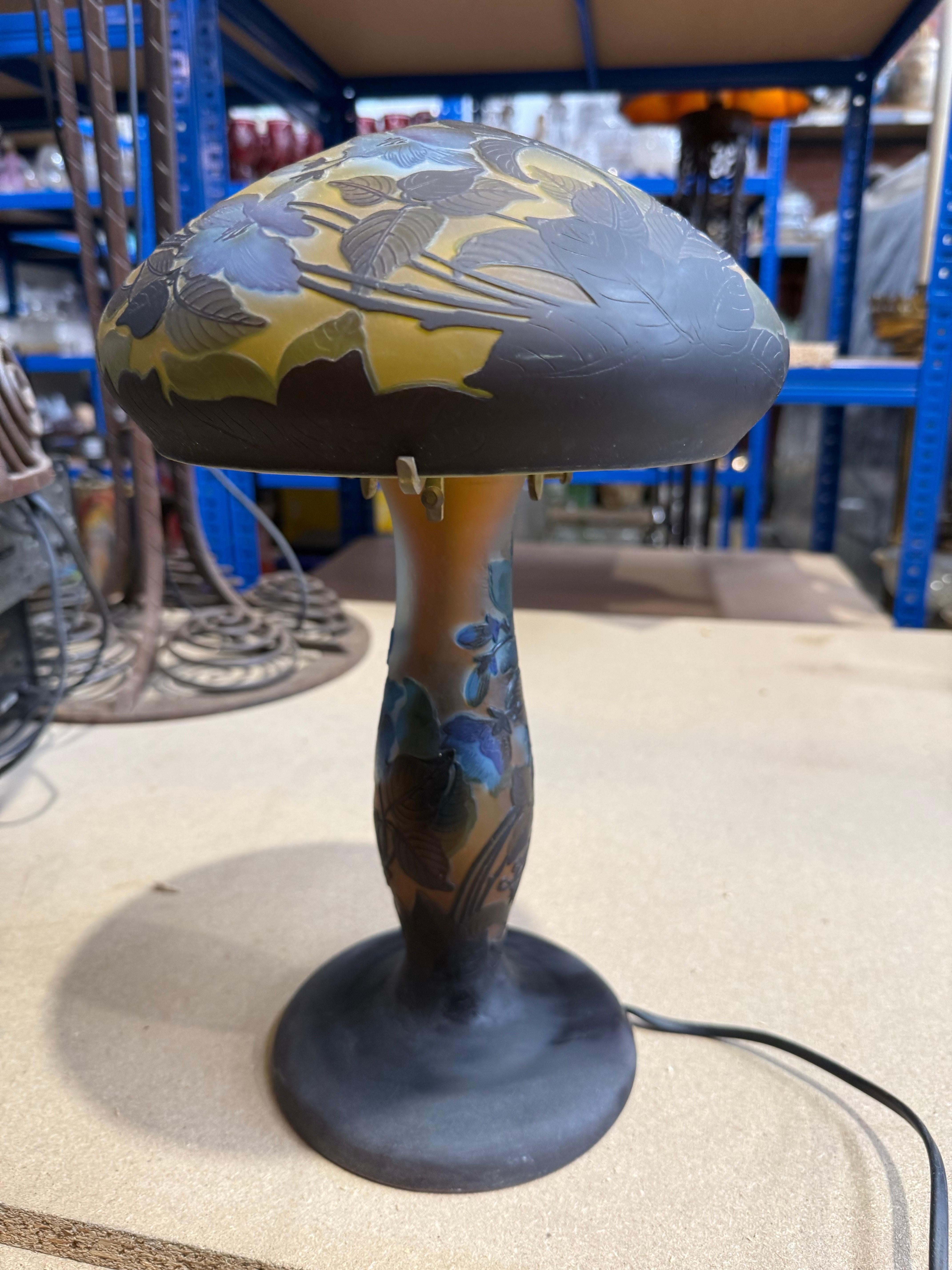 Lámpara de sobremesa francesa de vidrio camafeo Art Nouveau con motivo floral siglo XX en venta