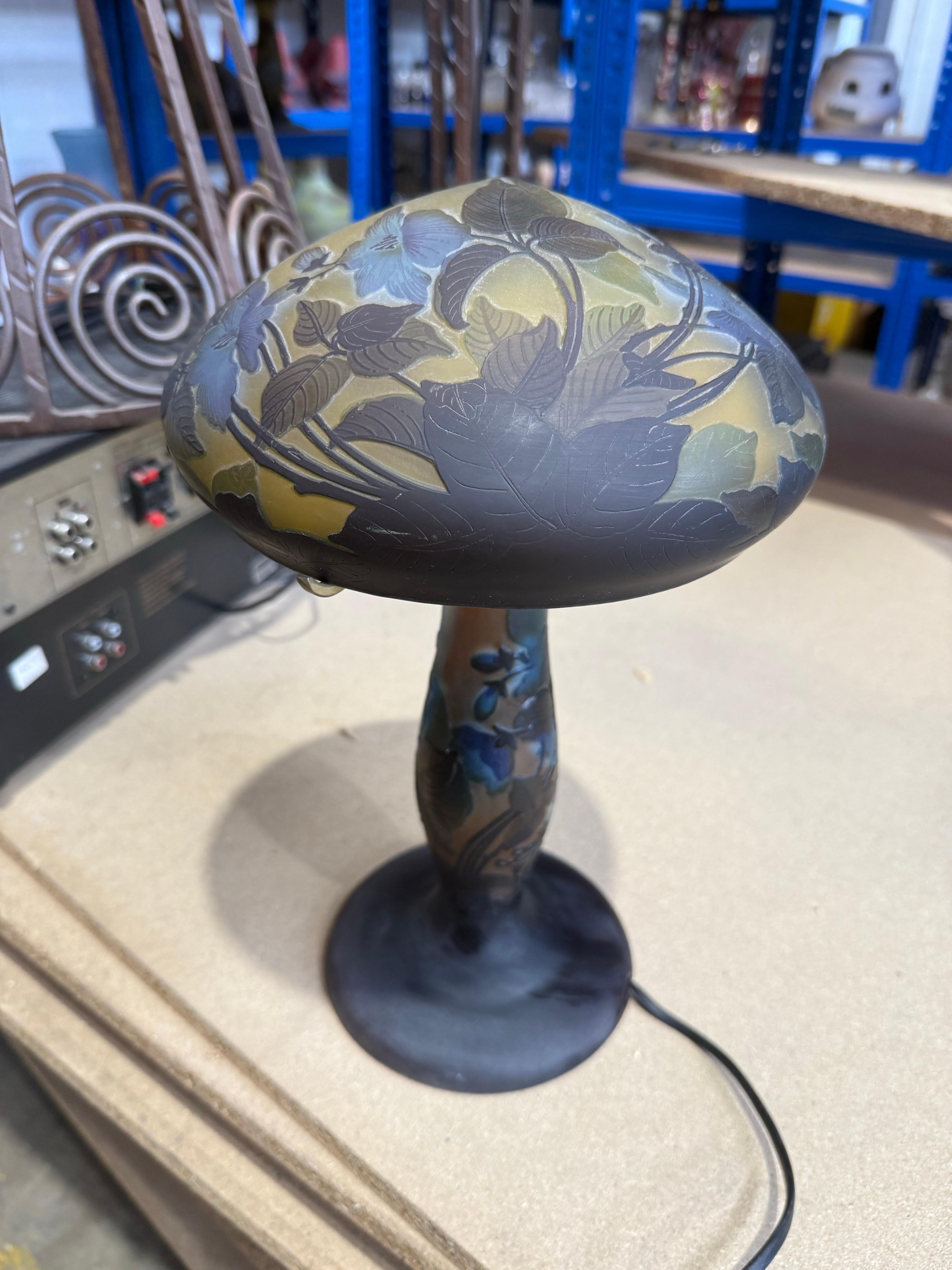 Lámpara de sobremesa francesa de vidrio camafeo Art Nouveau con motivo floral Vitral en venta