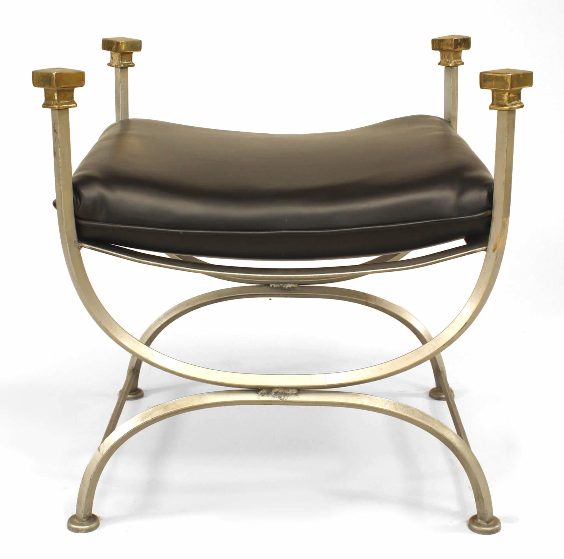Pouf francese in stile campagna neoclassica del Mid-Century con finiture in acciaio e ottone, design a gambe incrociate e seduta in pelle nera. (Articolo correlato: GRS054).
