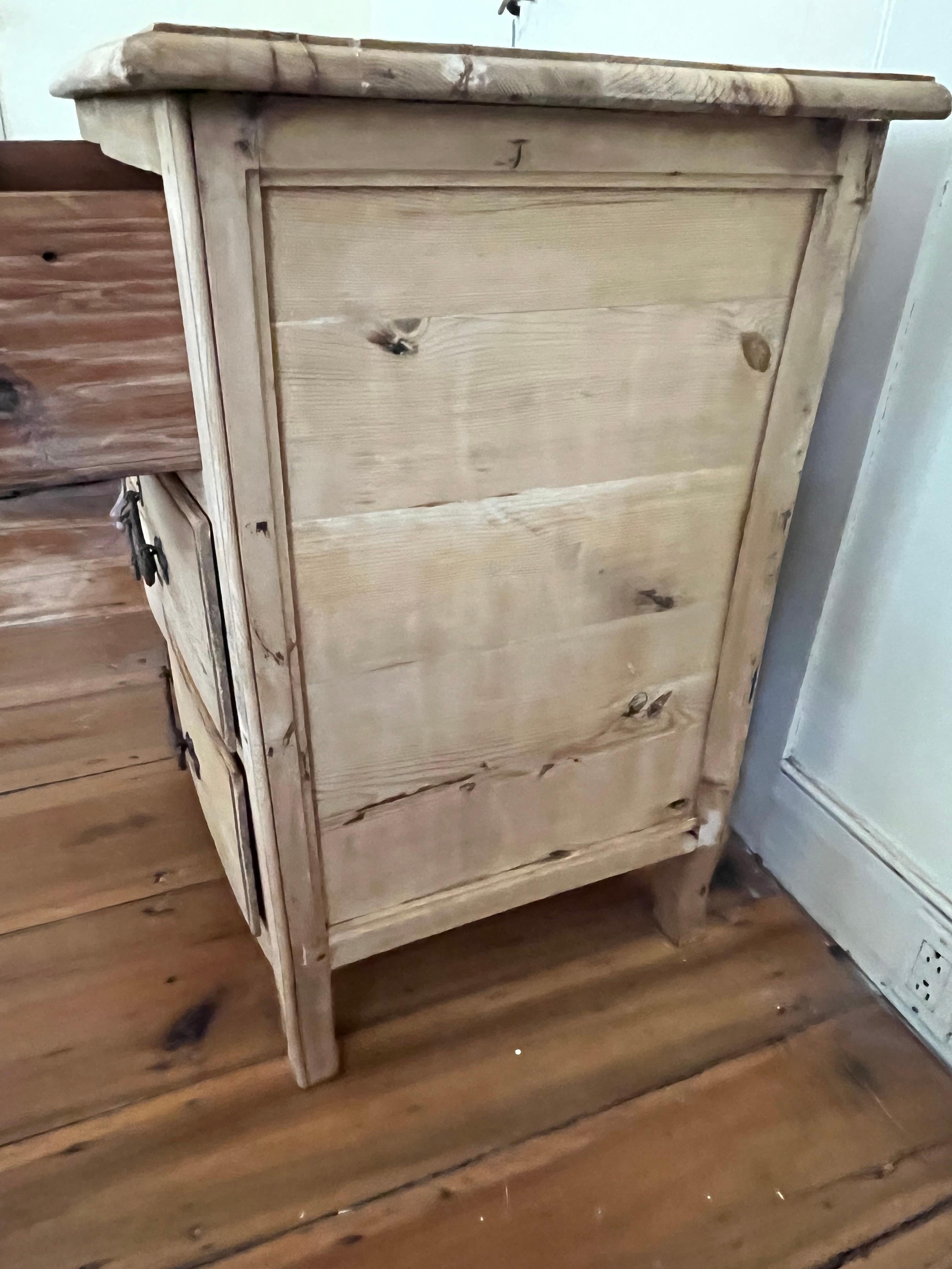 Französische kanadische Kommode aus geschwungenem Kiefernholz, um 1800 im Angebot 4