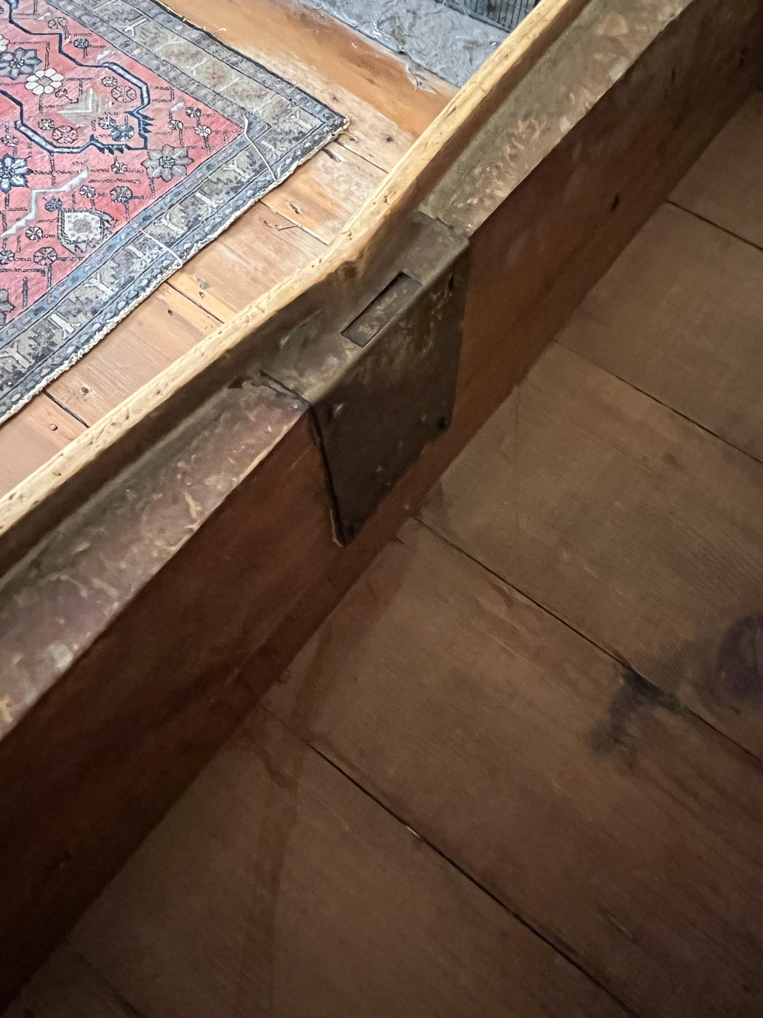 Französische kanadische Kommode aus geschwungenem Kiefernholz, um 1800 im Angebot 5