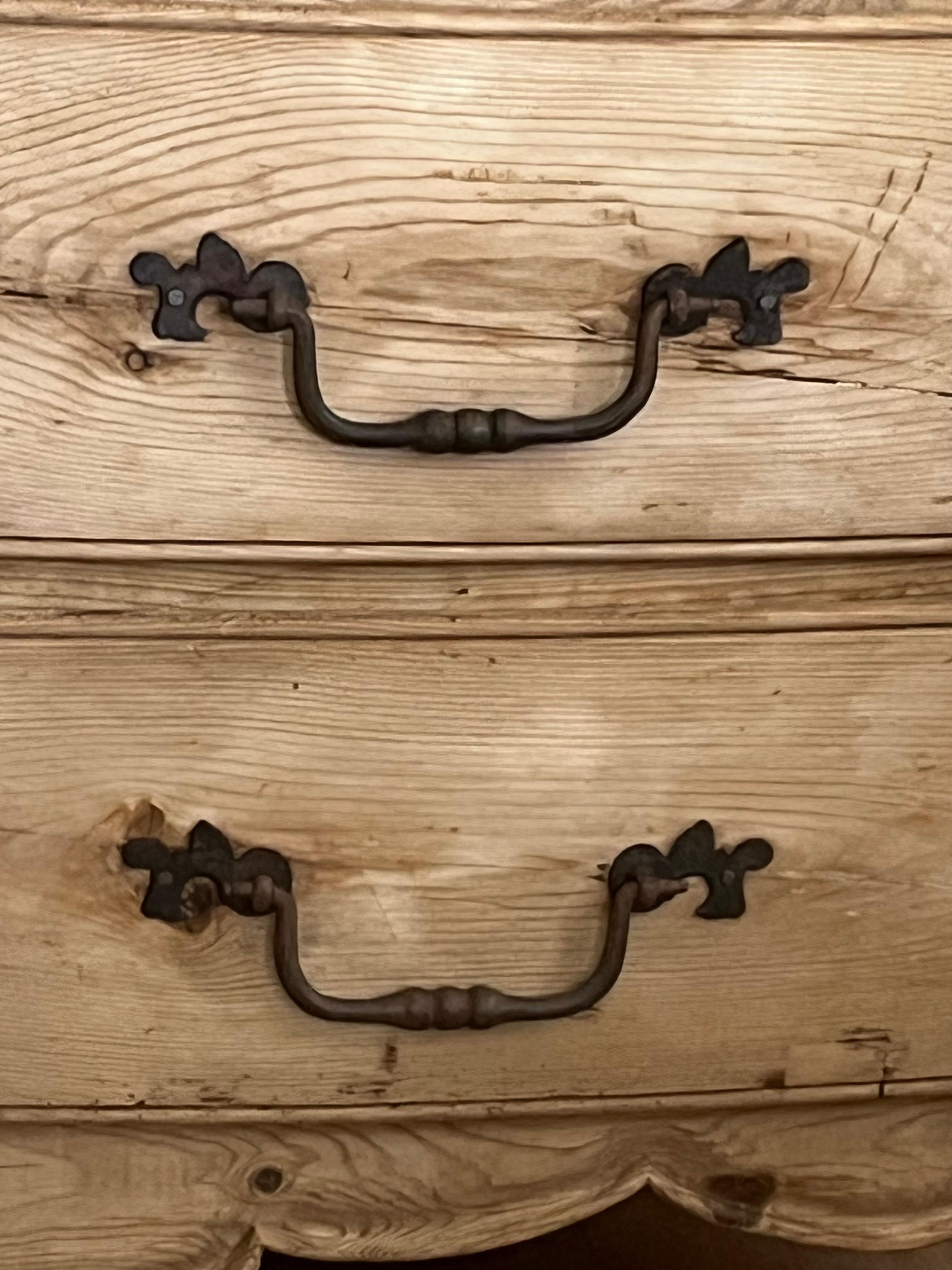 Französische kanadische Kommode aus geschwungenem Kiefernholz, um 1800 (Französische Provence) im Angebot