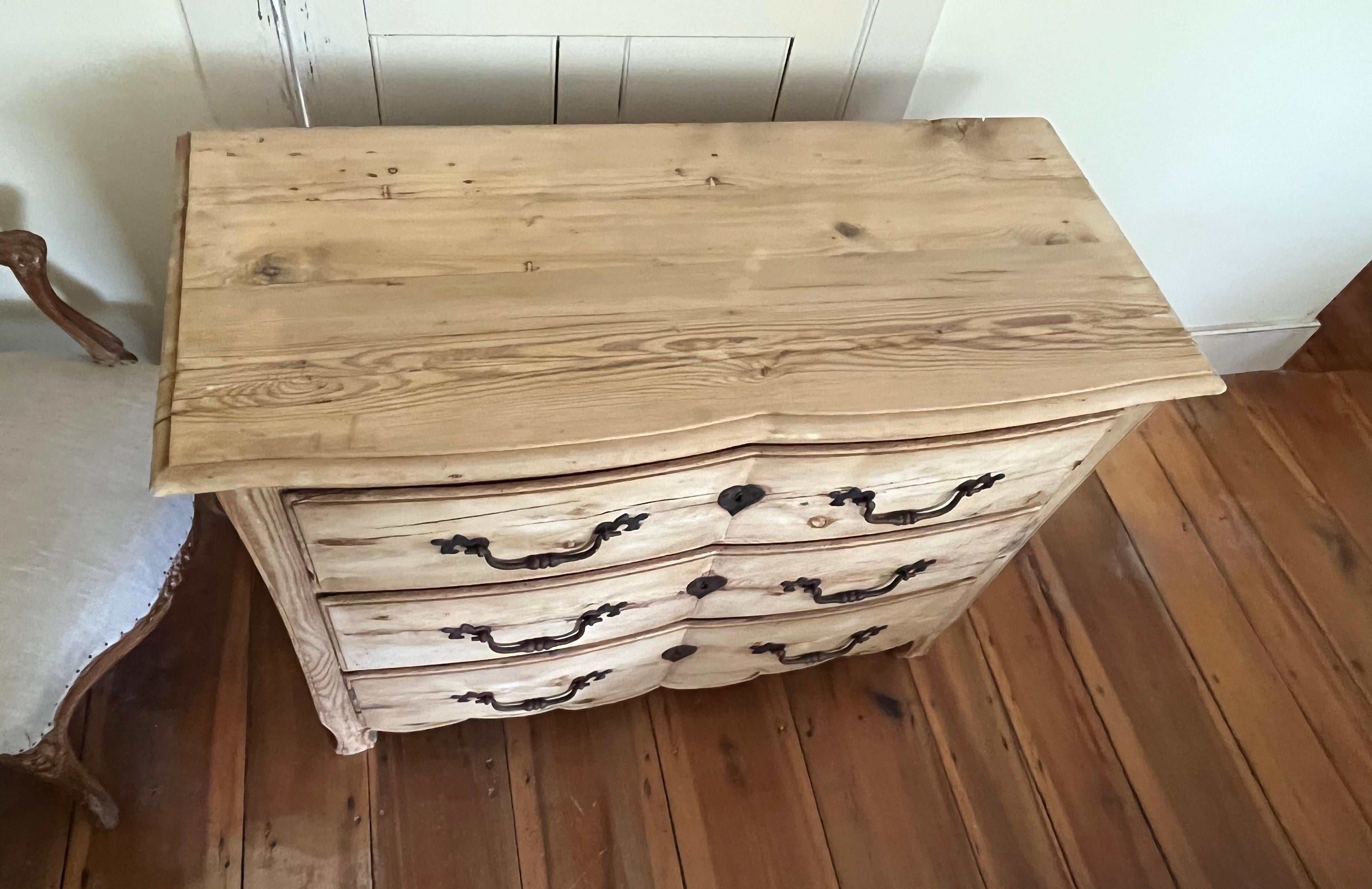 Französische kanadische Kommode aus geschwungenem Kiefernholz, um 1800 (19. Jahrhundert) im Angebot