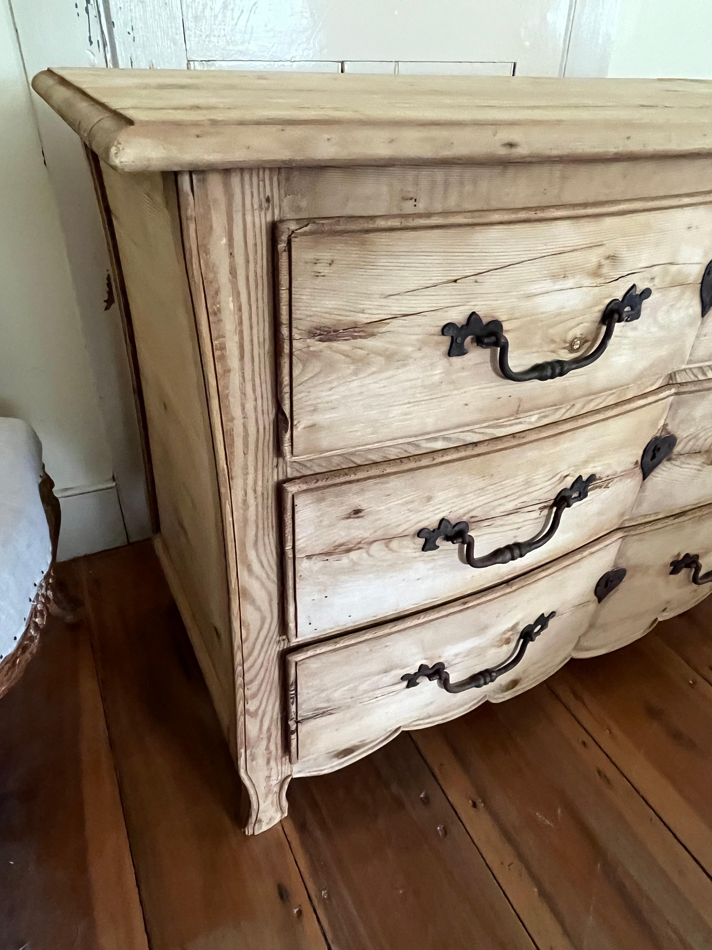 Französische kanadische Kommode aus geschwungenem Kiefernholz, um 1800 im Angebot 1