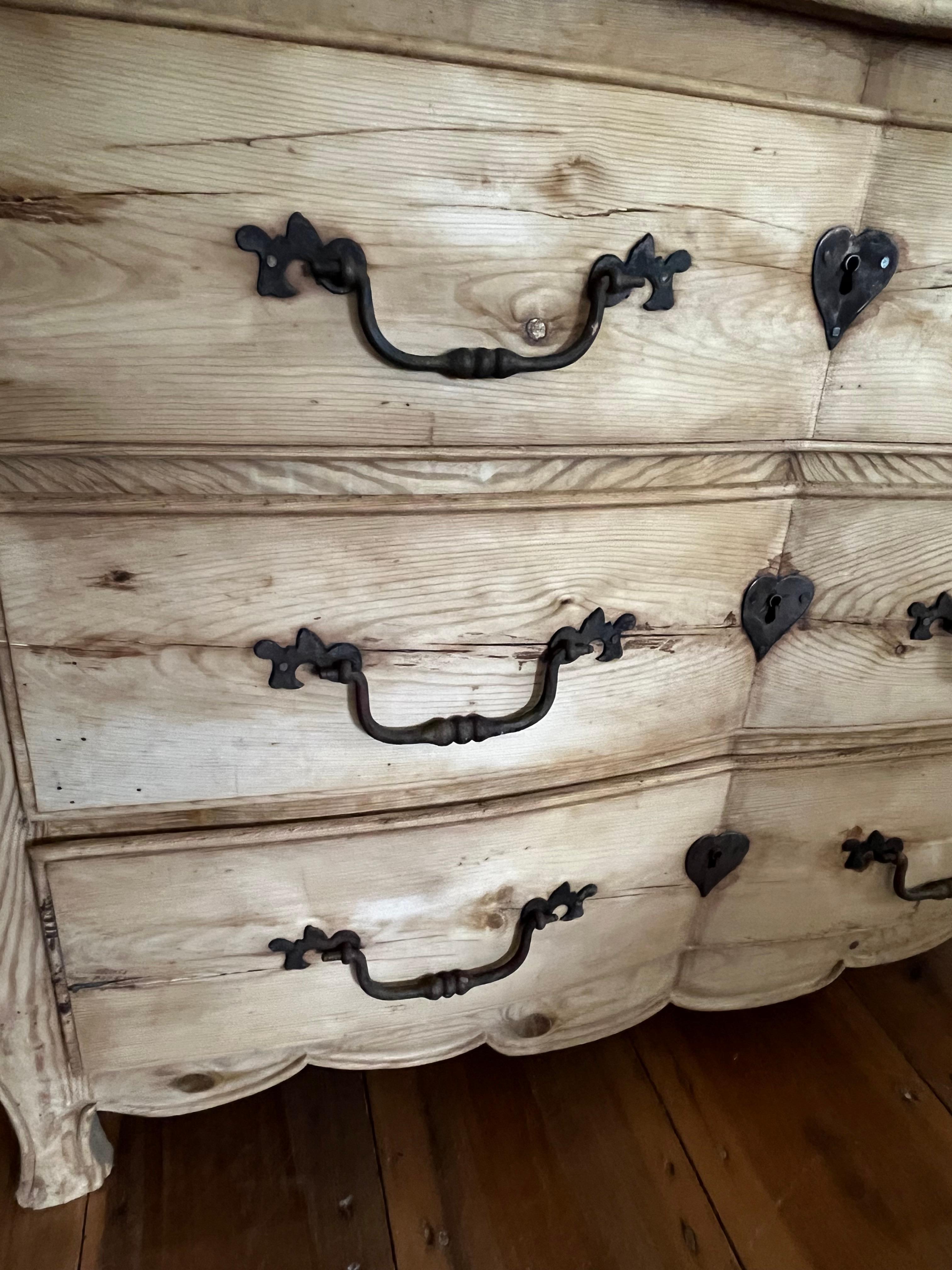 Französische kanadische Kommode aus geschwungenem Kiefernholz, um 1800 im Angebot 2
