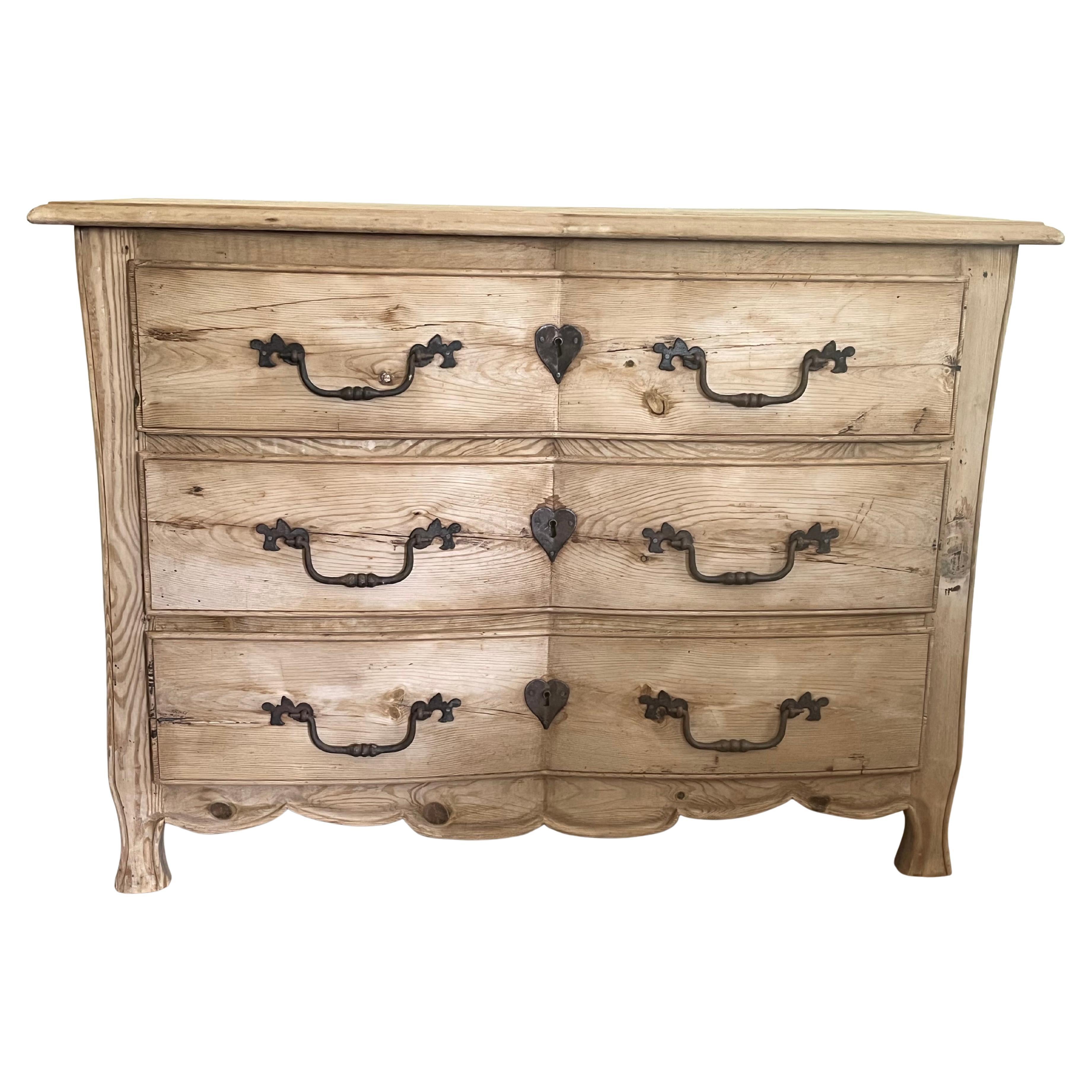 Französische kanadische Kommode aus geschwungenem Kiefernholz, um 1800 im Angebot