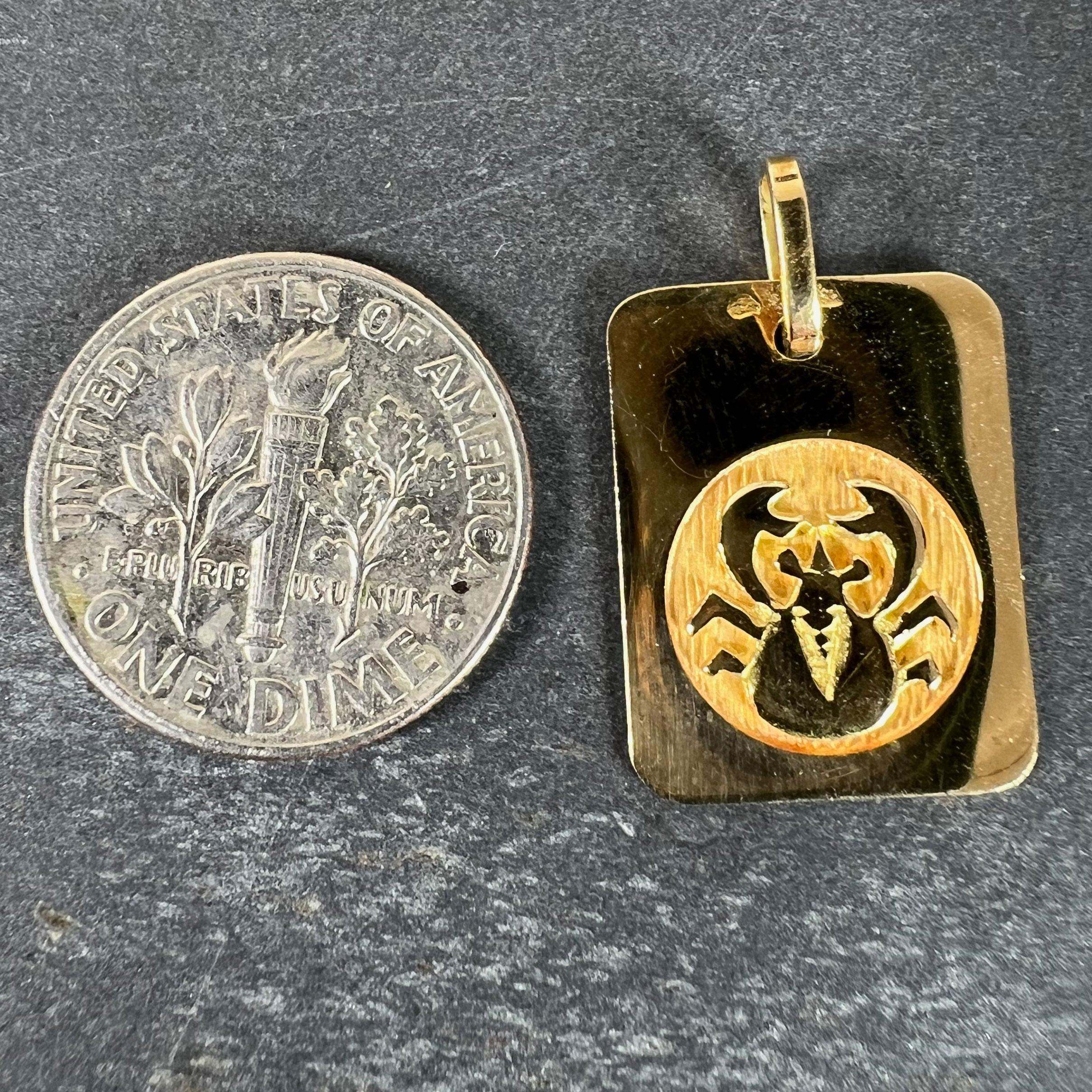 Pendentif médaille à breloques en or jaune 18 carats signe astrologique du cancer français en vente 7