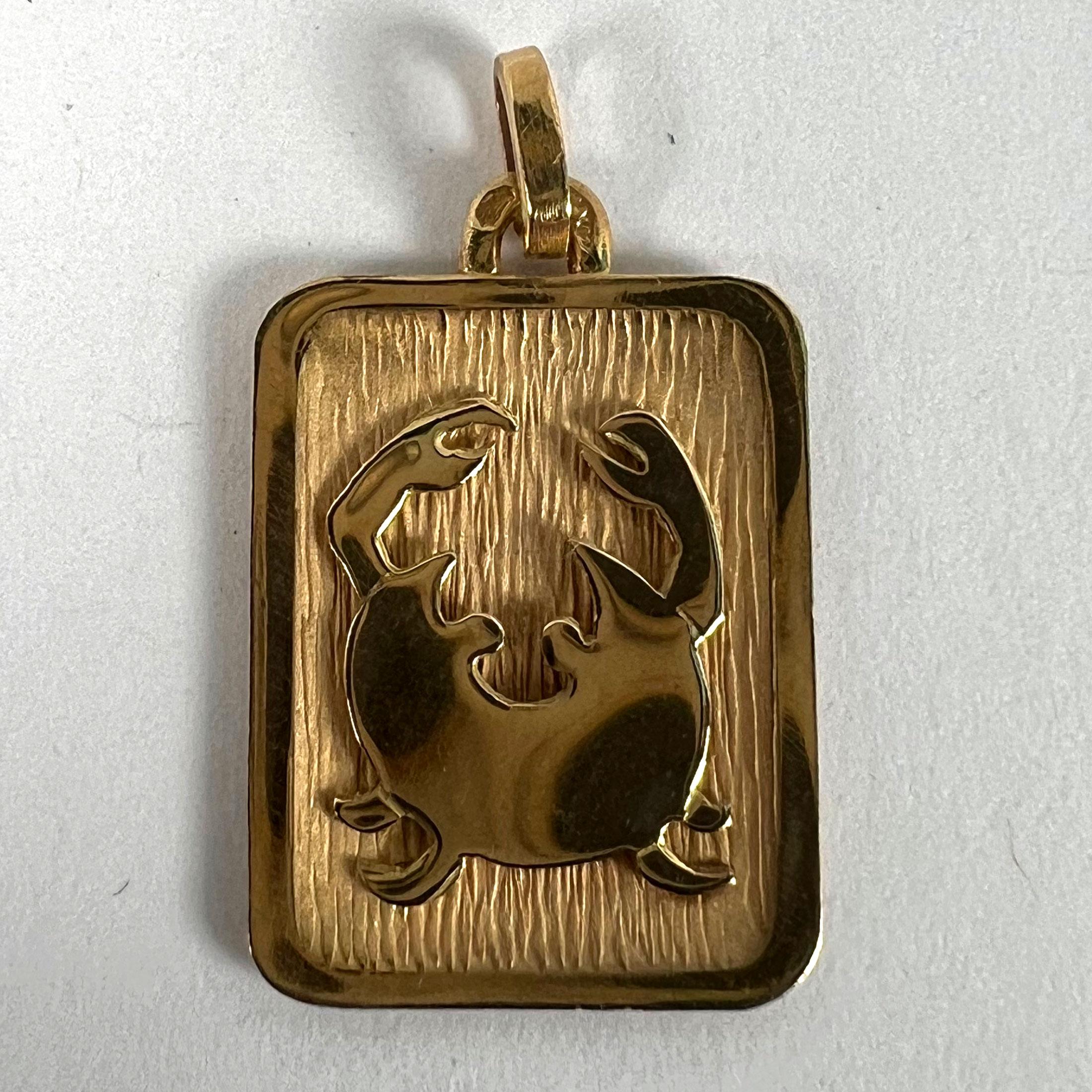 Ciondolo a forma di medaglia con charme in oro giallo 18 carati, segno zodiacale francese del Cancro in vendita 7