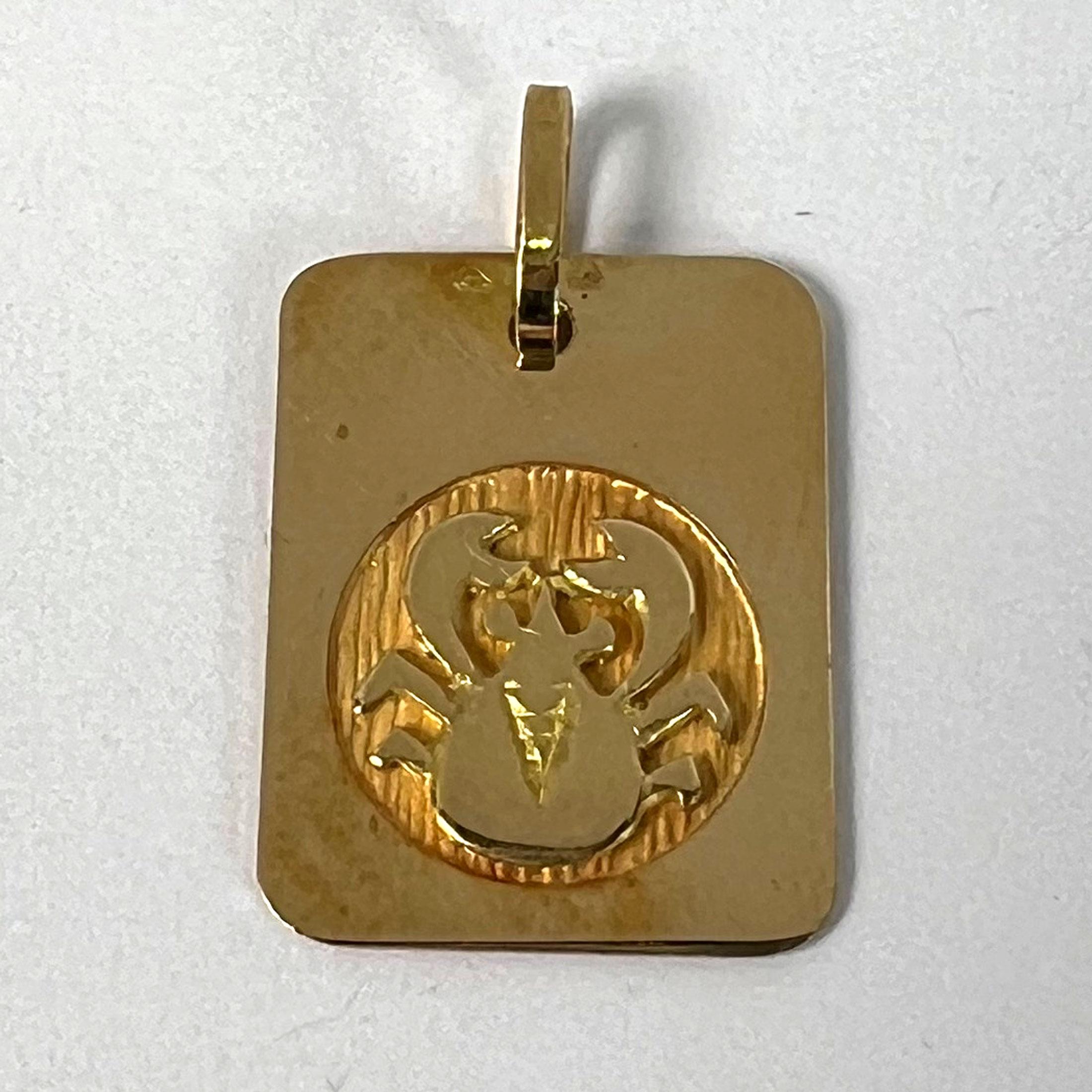 Pendentif médaille à breloques en or jaune 18 carats signe astrologique du cancer français en vente 8