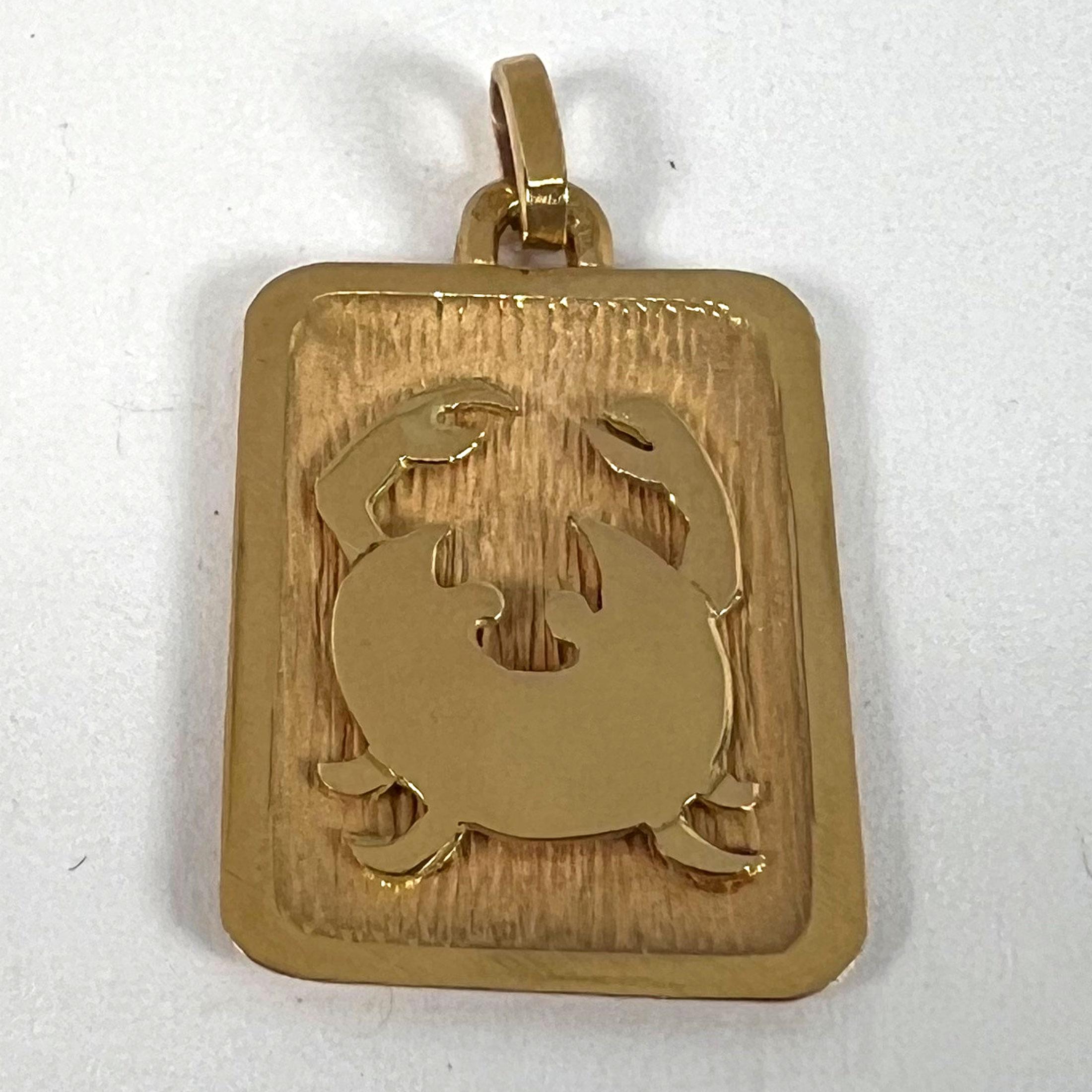 Ciondolo a forma di medaglia con charme in oro giallo 18 carati, segno zodiacale francese del Cancro in vendita 8
