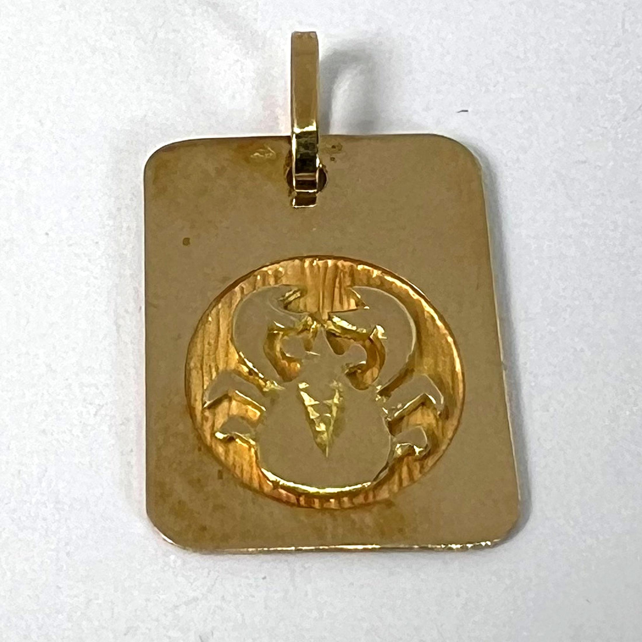 Pendentif médaille à breloques en or jaune 18 carats signe astrologique du cancer français en vente 9