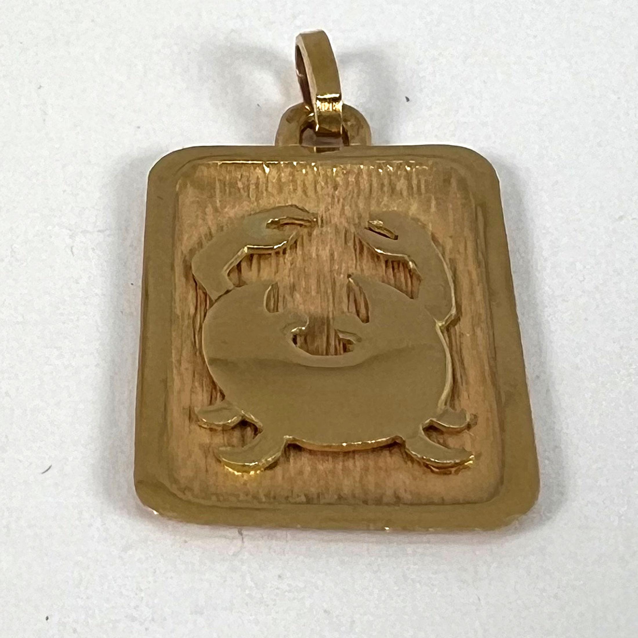Ciondolo a forma di medaglia con charme in oro giallo 18 carati, segno zodiacale francese del Cancro in vendita 9