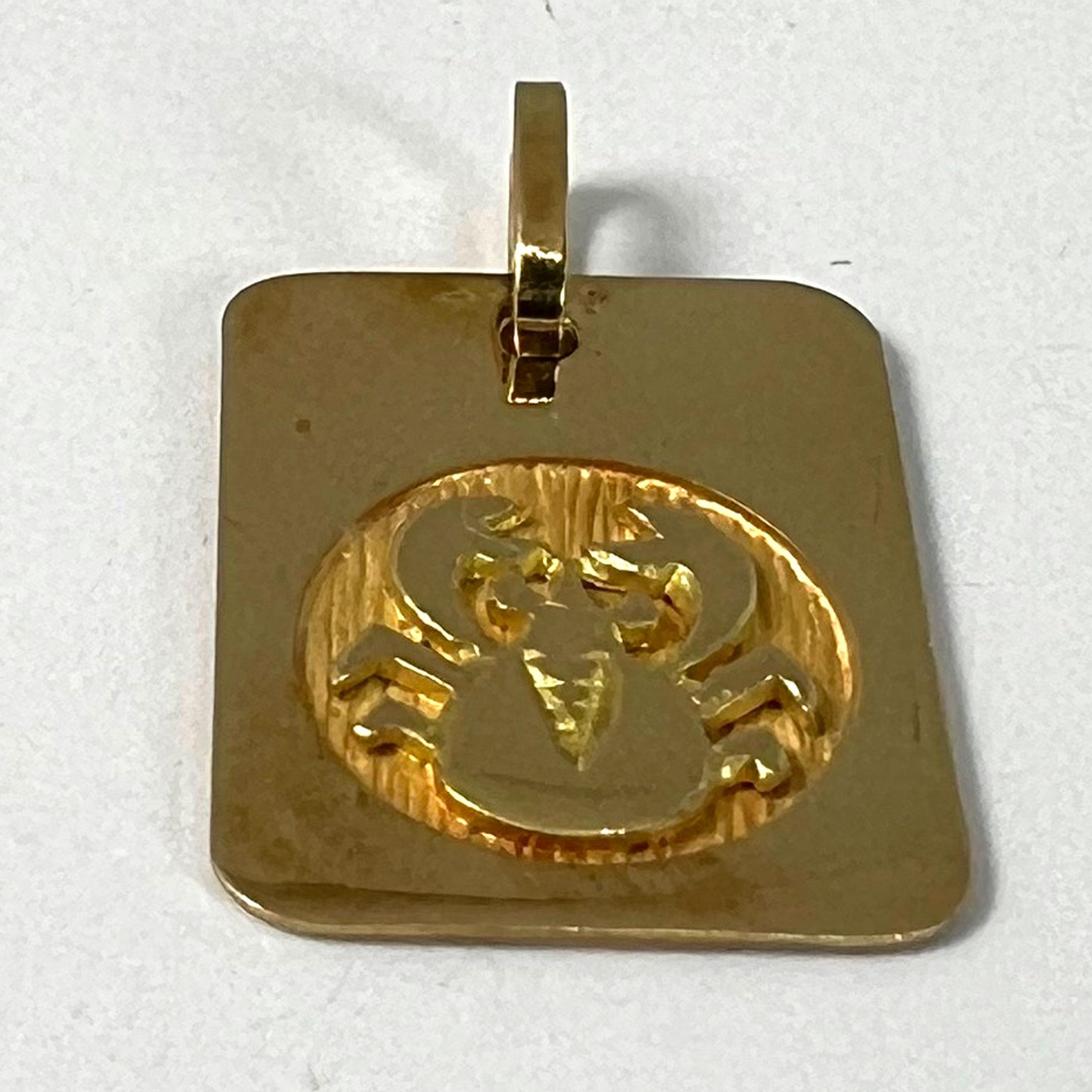 Pendentif médaille à breloques en or jaune 18 carats signe astrologique du cancer français en vente 10