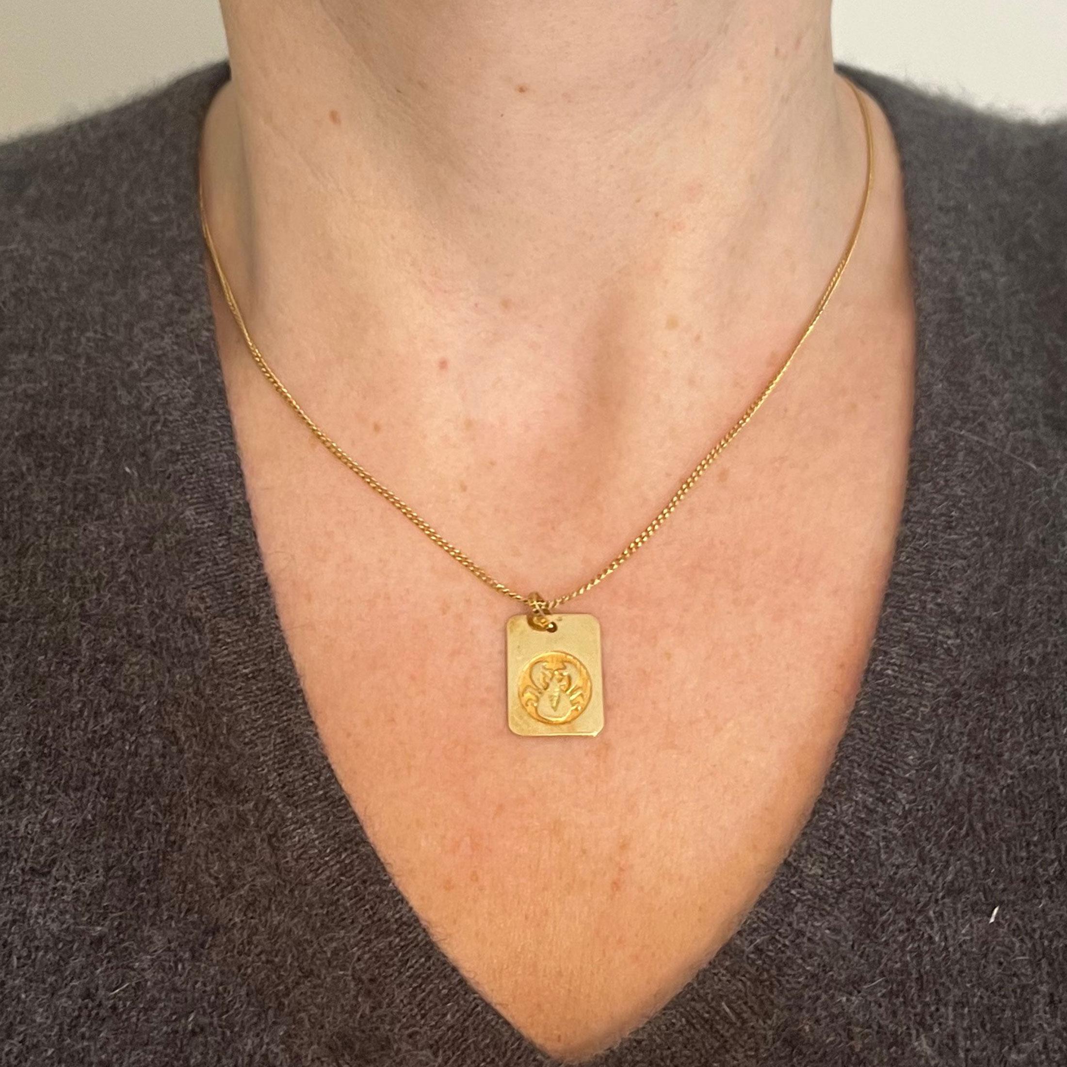 Pendentif médaille à breloques en or jaune 18 carats signe astrologique du cancer français Unisexe en vente