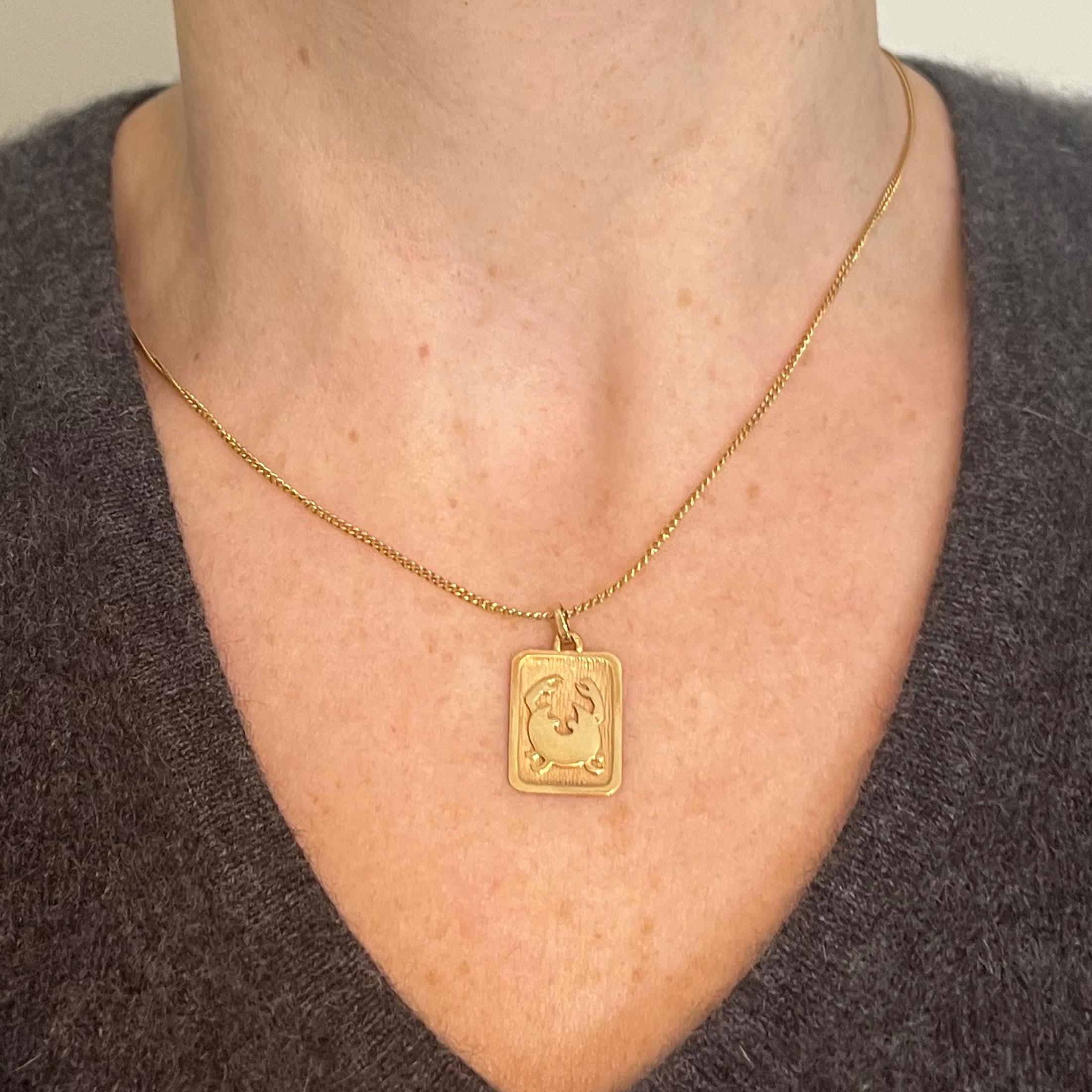 da uomo o donna Ciondolo a forma di medaglia con charme in oro giallo 18 carati, segno zodiacale francese del Cancro in vendita