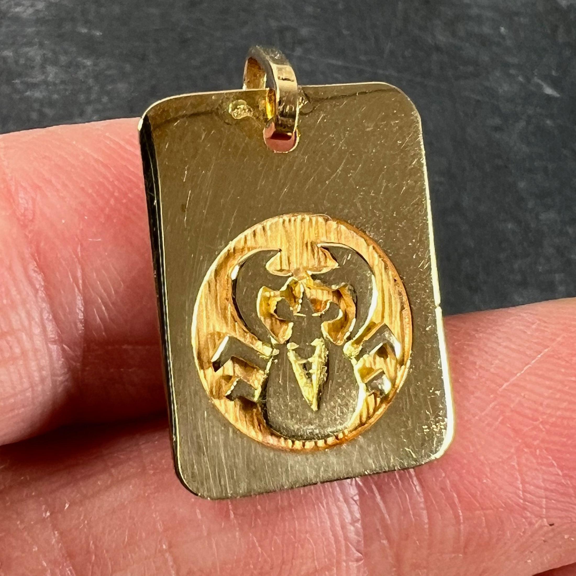 Pendentif médaille à breloques en or jaune 18 carats signe astrologique du cancer français en vente 1