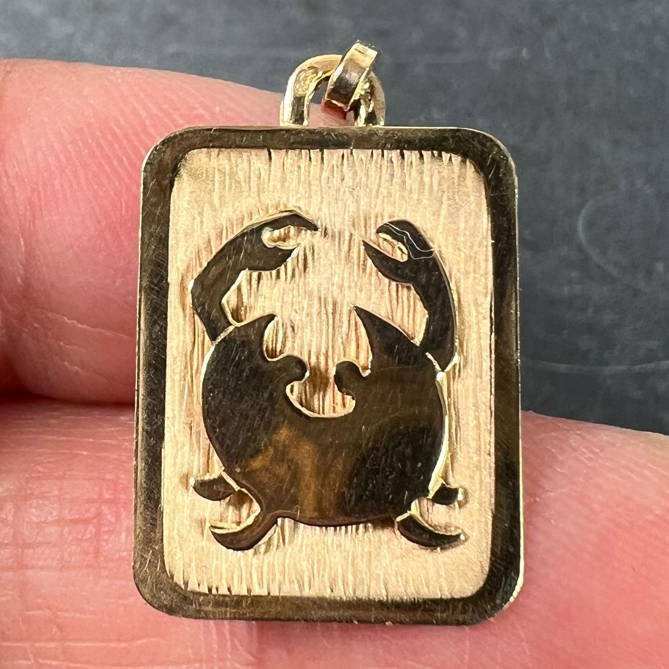 Ciondolo a forma di medaglia con charme in oro giallo 18 carati, segno zodiacale francese del Cancro in vendita 1