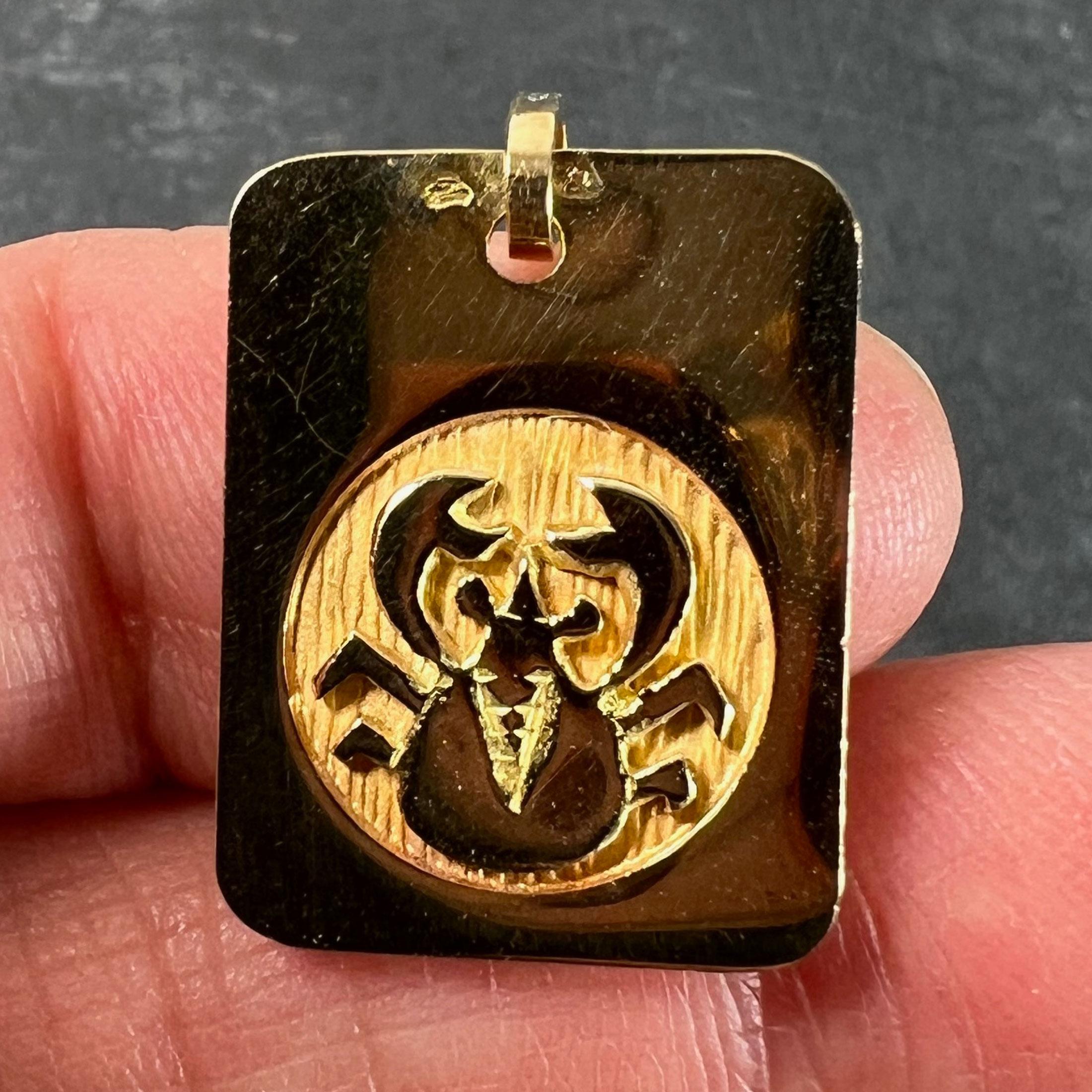Pendentif médaille à breloques en or jaune 18 carats signe astrologique du cancer français en vente 2