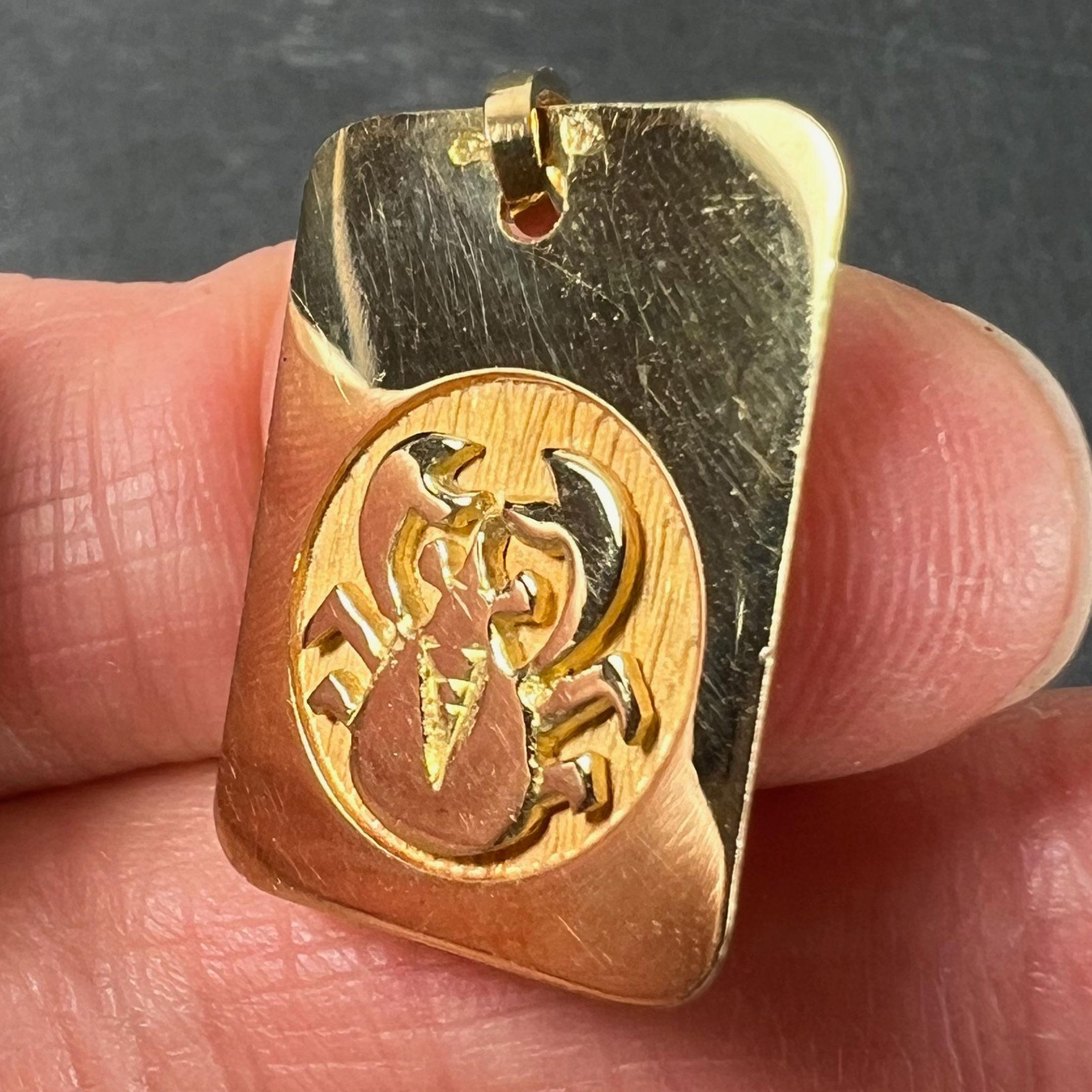 Pendentif médaille à breloques en or jaune 18 carats signe astrologique du cancer français en vente 3