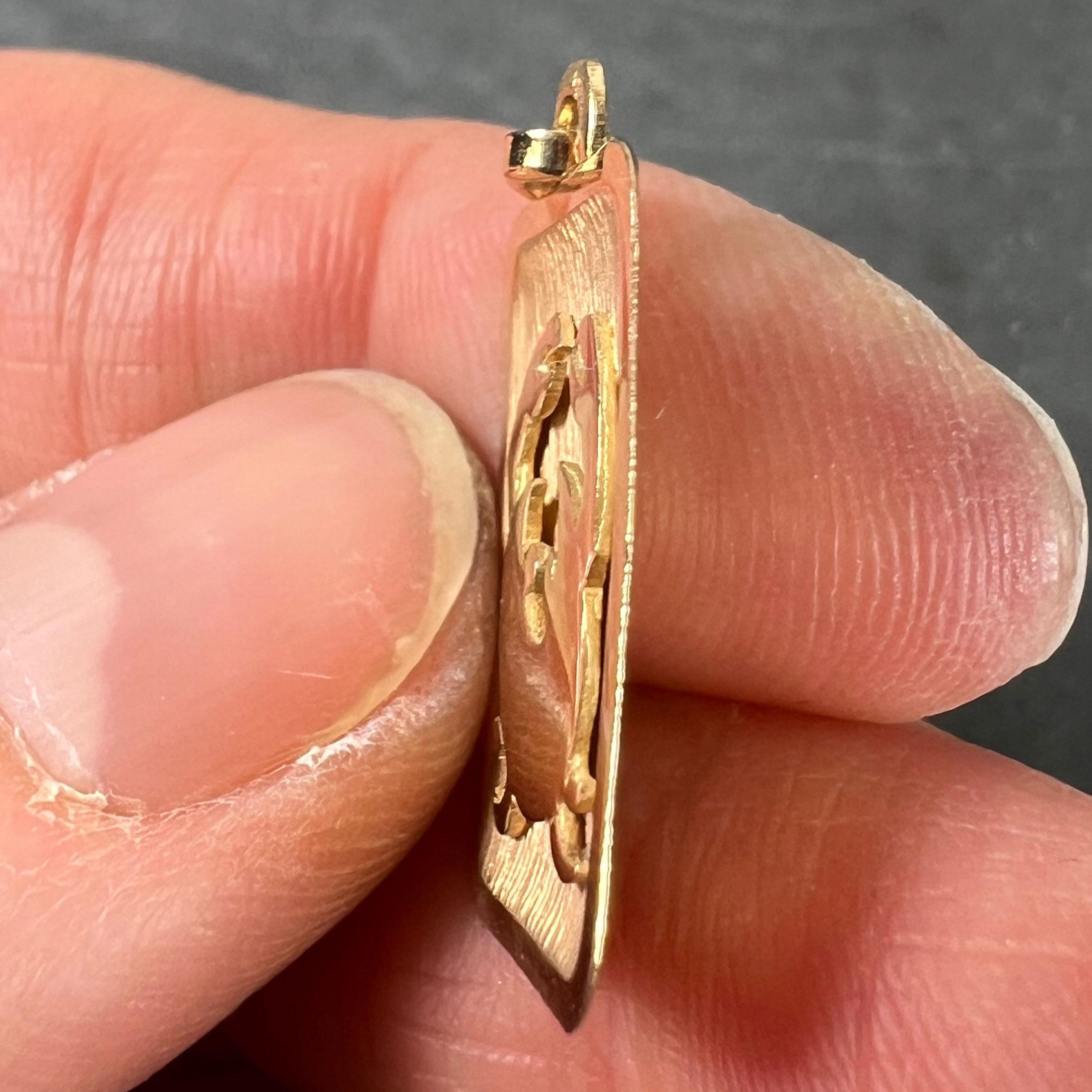 Ciondolo a forma di medaglia con charme in oro giallo 18 carati, segno zodiacale francese del Cancro in vendita 3