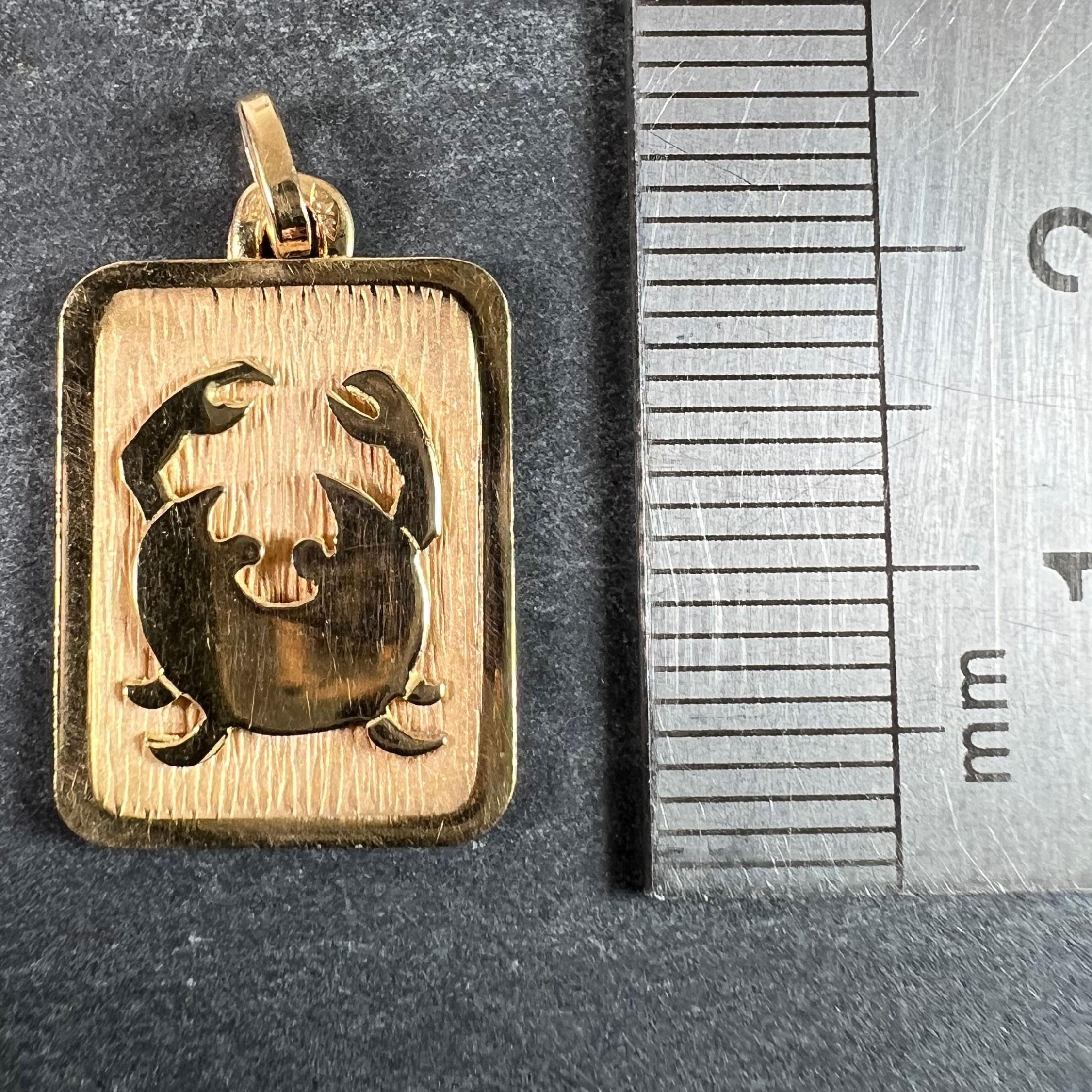 Ciondolo a forma di medaglia con charme in oro giallo 18 carati, segno zodiacale francese del Cancro in vendita 5