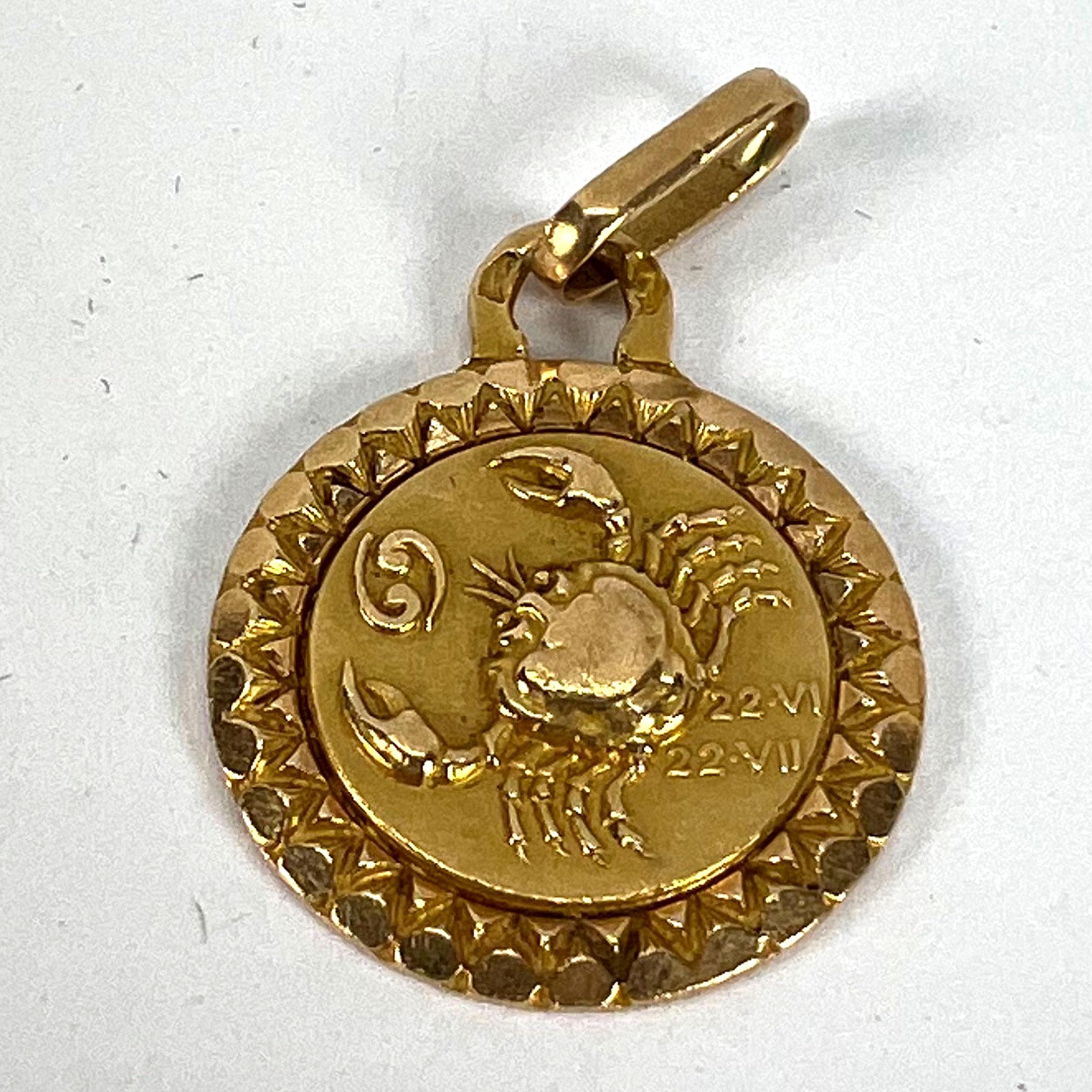 Colgante de oro amarillo de 18 quilates con el signo del zodiaco Cáncer francés Perroud en venta 7