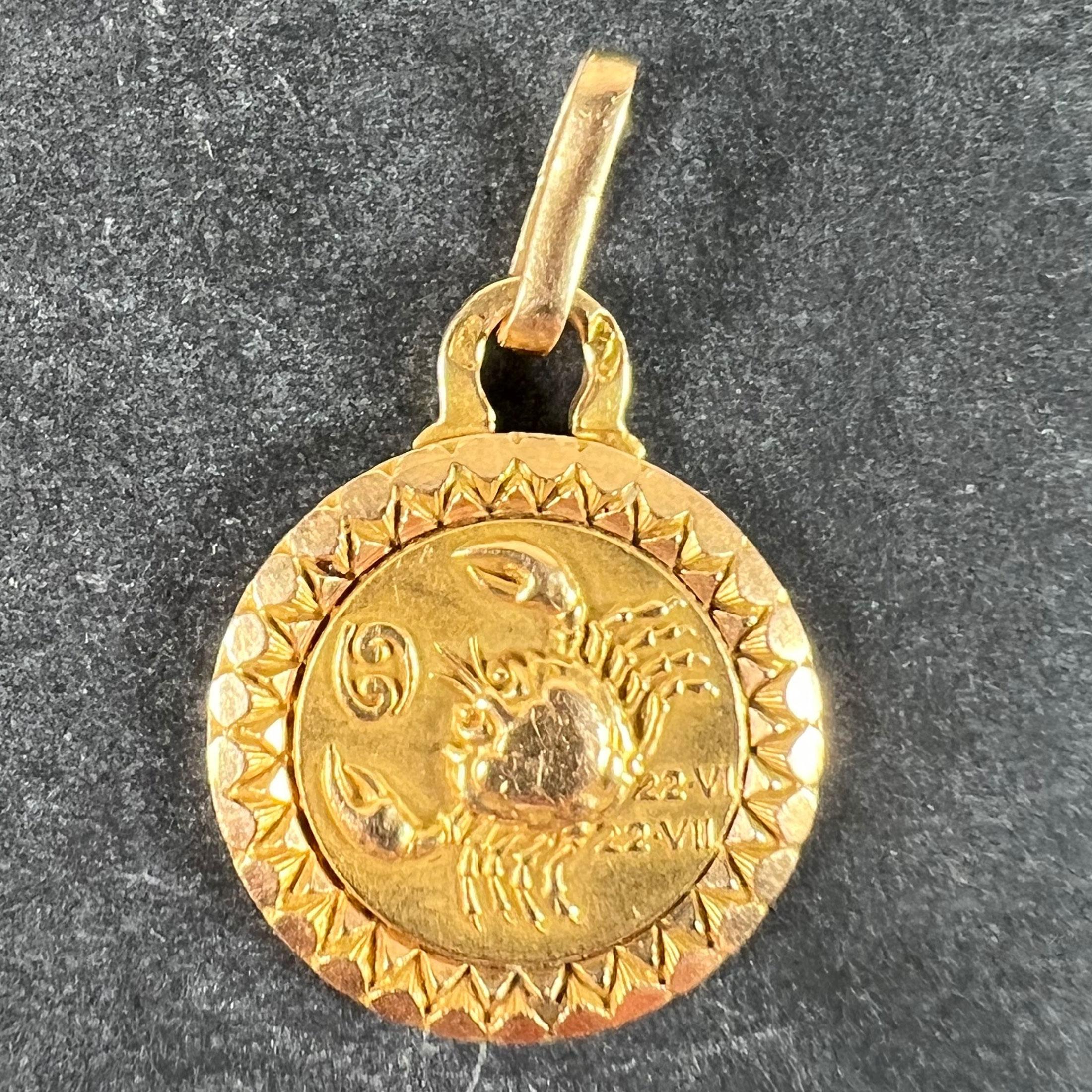 Colgante de oro amarillo de 18 quilates (18K) diseñado según el signo zodiacal de Cáncer, que representa un cangrejo con las fechas 22 VI (junio) y 22 VII (julio). Estampado con la marca del águila para oro de 18 quilates y fabricación francesa con