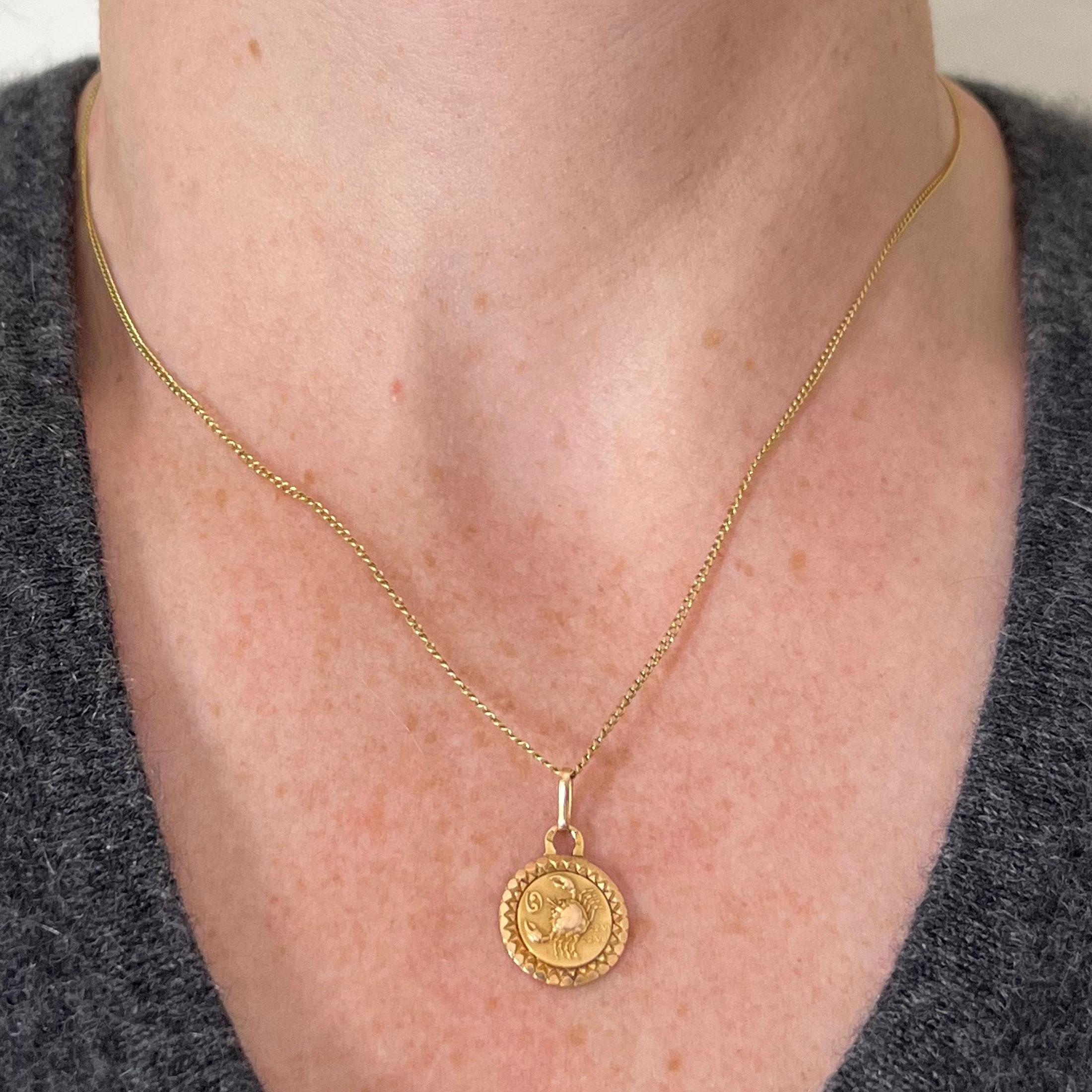Femenino o masculino Colgante de oro amarillo de 18 quilates con el signo del zodiaco Cáncer francés Perroud en venta